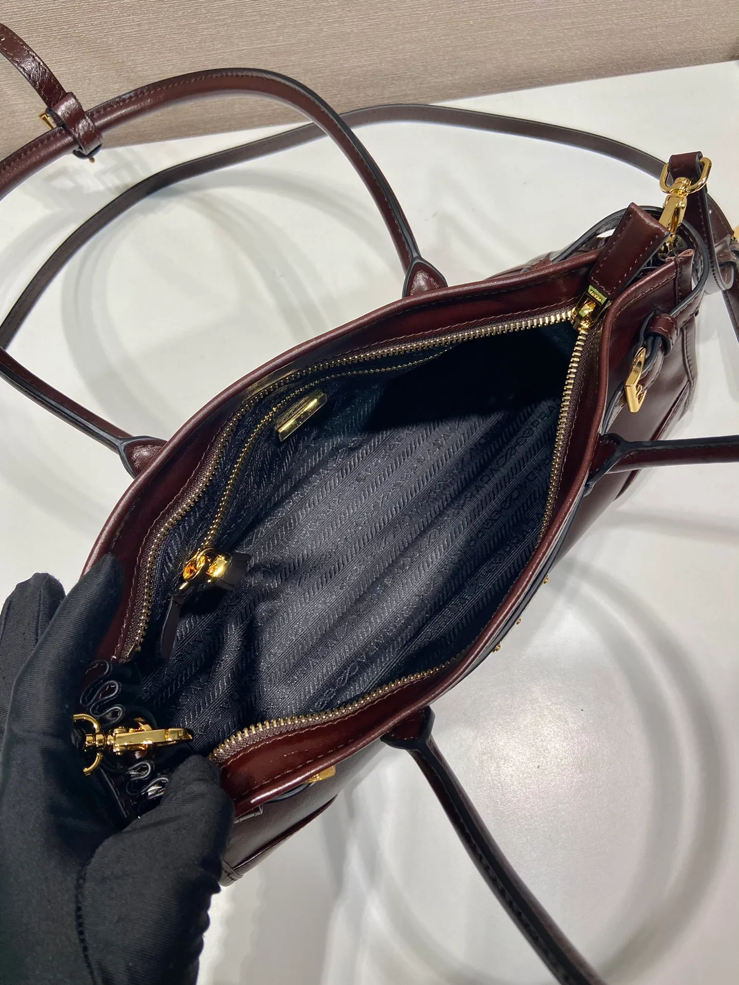💰1840🎉LusSolf oil wax leather🎉1BA426 small new color🎉🎉 This hand-held crossbody bag is made of imported waxed leather. Its shiny color exudes a classic atmosphere. It is equipped with a detachable and adjustable long shoulder strap, which is convenient for matching on different occasions. It has a very large capacity and is easy to use. It is definitely a must-have for fashionistas. Hurry up and take this retro-style handbag home! Length 32x Height 15.5x Bottom 12cm🎉🎉🎉👏👏👏