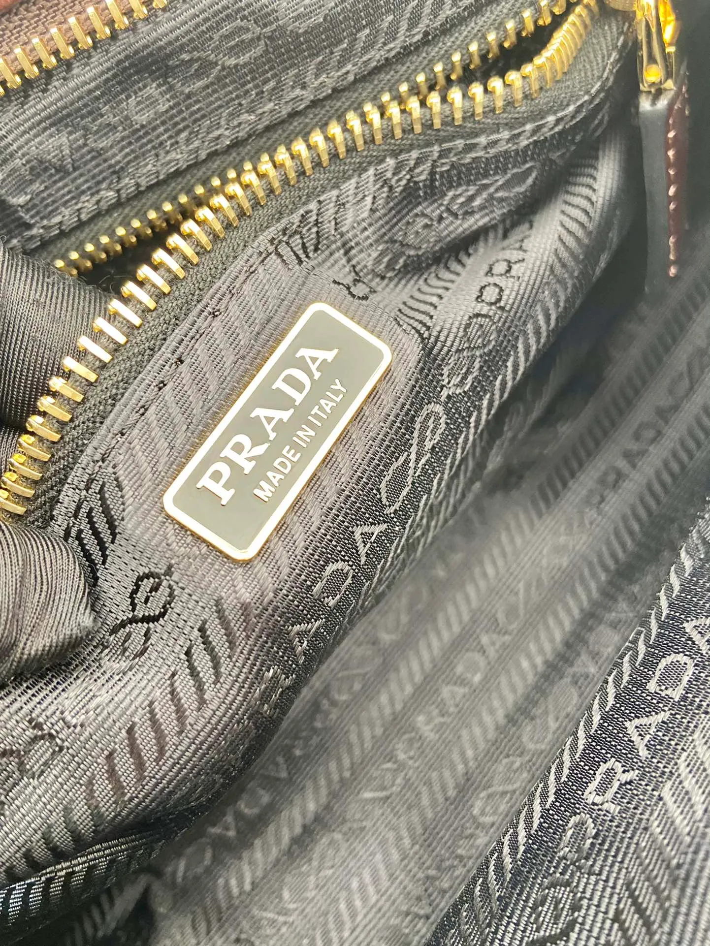 💰1840🎉LusSolf oil wax leather🎉1BA426 small new color🎉🎉 This hand-held crossbody bag is made of imported waxed leather. Its shiny color exudes a classic atmosphere. It is equipped with a detachable and adjustable long shoulder strap, which is convenient for matching on different occasions. It has a very large capacity and is easy to use. It is definitely a must-have for fashionistas. Hurry up and take this retro-style handbag home! Length 32x Height 15.5x Bottom 12cm🎉🎉🎉👏👏👏