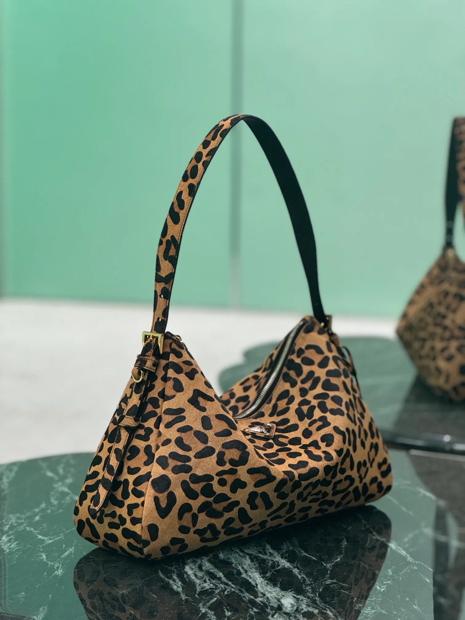 💰1560🌟New leopard print handbag The design of the shoulder bag is inspired by the exploration of the Hobo silhouette. It has soft lines and a modern feel. It is made of horse fur craftsmanship. It is super versatile and can be carried in many ways. The graceful leather outline is combined with large capacity and ample space. It is equipped with a zipper bag and a slip pocket. Metal hardware accessories are embellished in it. The upper body effect is very fashionable and elegant. Dimensions: length 39x height 24x bottom 11.5cm Style number: 1BC228