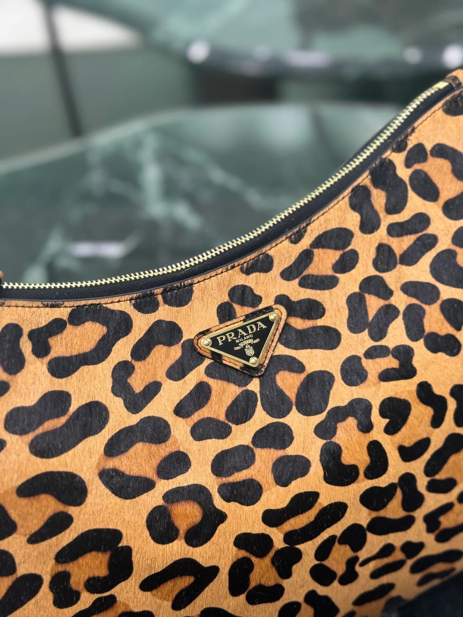 💰1560🌟New leopard print handbag The design of the shoulder bag is inspired by the exploration of the Hobo silhouette. It has soft lines and a modern feel. It is made of horse fur craftsmanship. It is super versatile and can be carried in many ways. The graceful leather outline is combined with large capacity and ample space. It is equipped with a zipper bag and a slip pocket. Metal hardware accessories are embellished in it. The upper body effect is very fashionable and elegant. Dimensions: length 39x height 24x bottom 11.5cm Style number: 1BC228