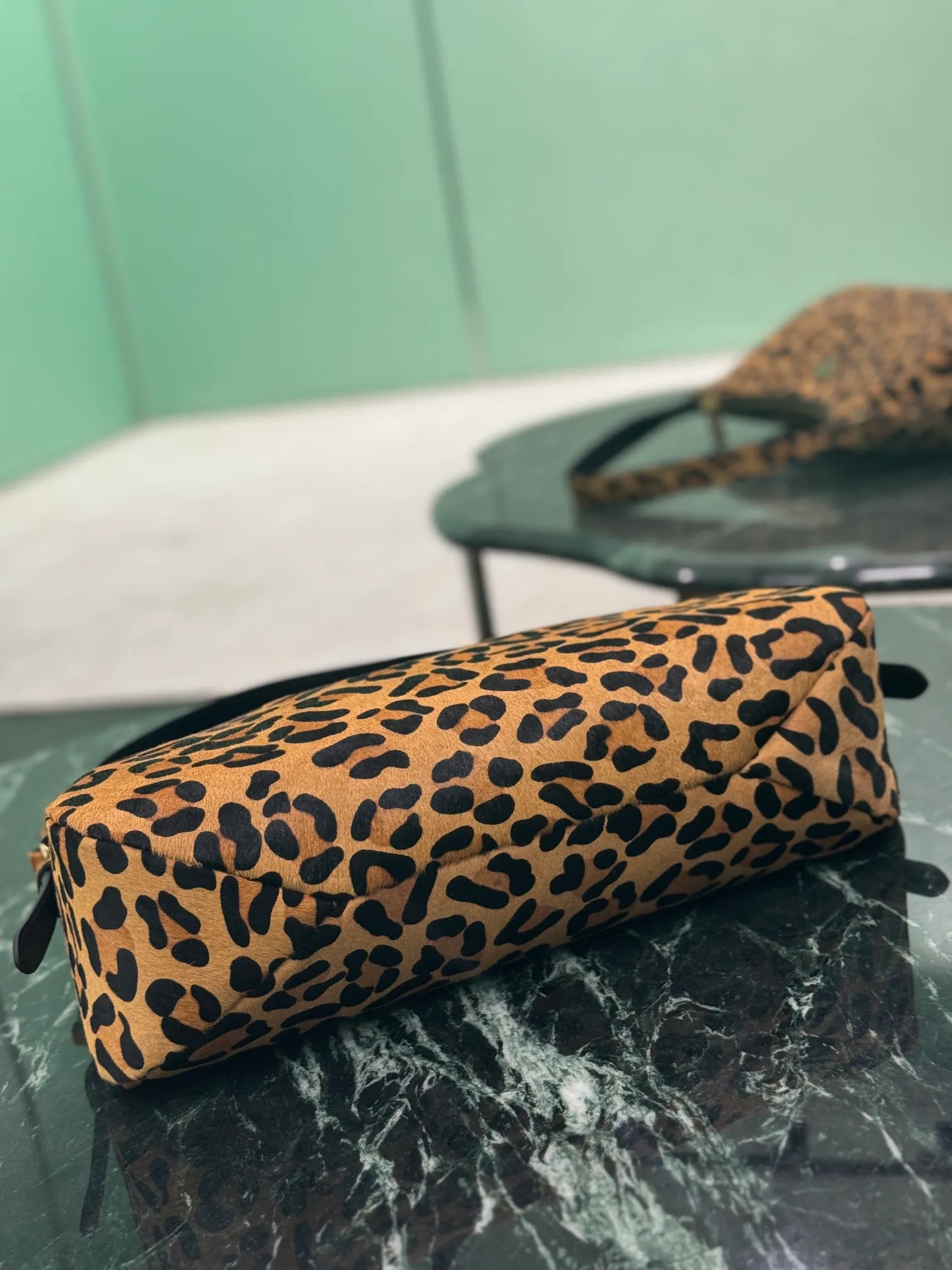💰1560🌟New leopard print handbag The design of the shoulder bag is inspired by the exploration of the Hobo silhouette. It has soft lines and a modern feel. It is made of horse fur craftsmanship. It is super versatile and can be carried in many ways. The graceful leather outline is combined with large capacity and ample space. It is equipped with a zipper bag and a slip pocket. Metal hardware accessories are embellished in it. The upper body effect is very fashionable and elegant. Dimensions: length 39x height 24x bottom 11.5cm Style number: 1BC228