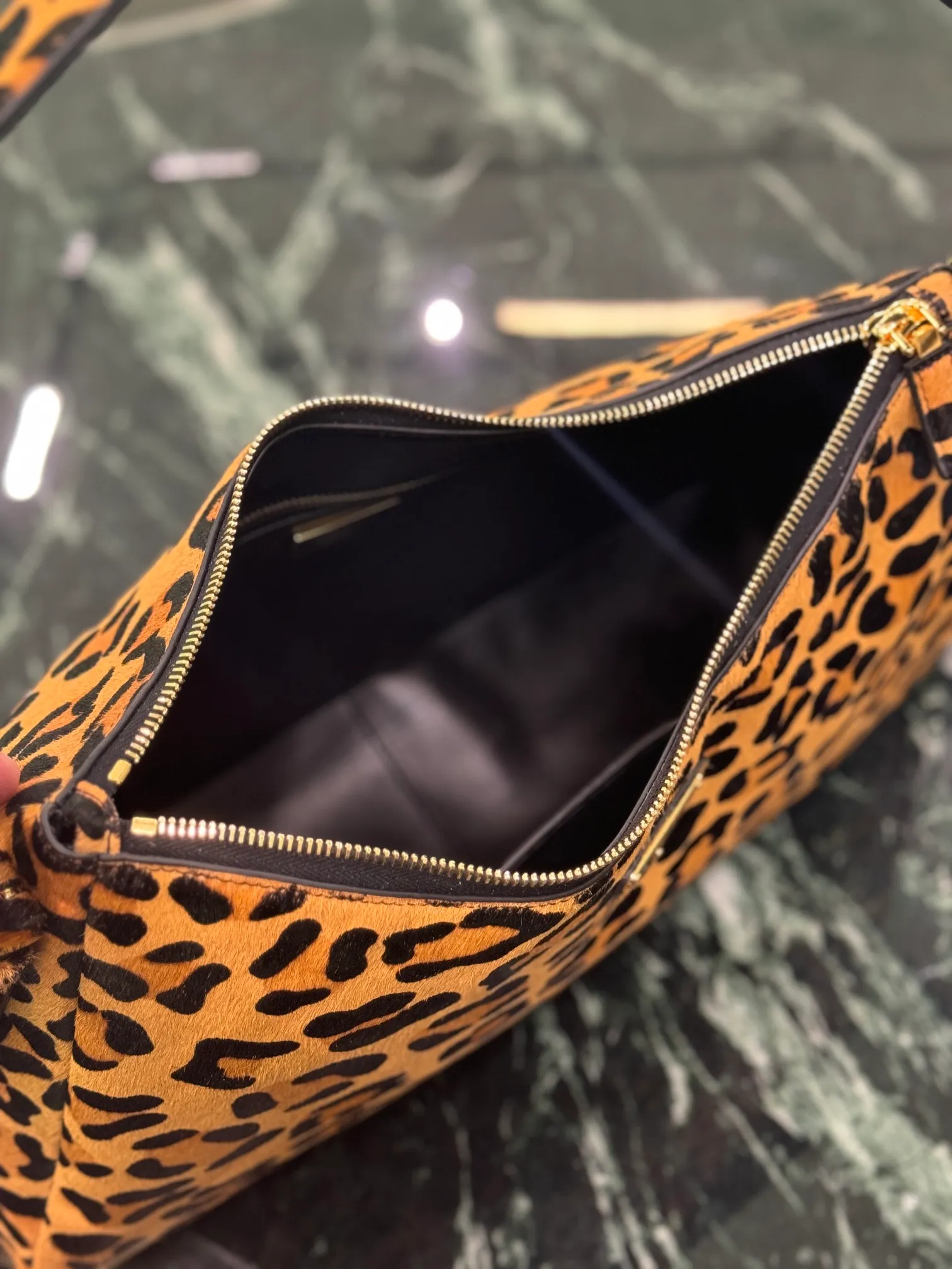 💰1560🌟New leopard print handbag The design of the shoulder bag is inspired by the exploration of the Hobo silhouette. It has soft lines and a modern feel. It is made of horse fur craftsmanship. It is super versatile and can be carried in many ways. The graceful leather outline is combined with large capacity and ample space. It is equipped with a zipper bag and a slip pocket. Metal hardware accessories are embellished in it. The upper body effect is very fashionable and elegant. Dimensions: length 39x height 24x bottom 11.5cm Style number: 1BC228