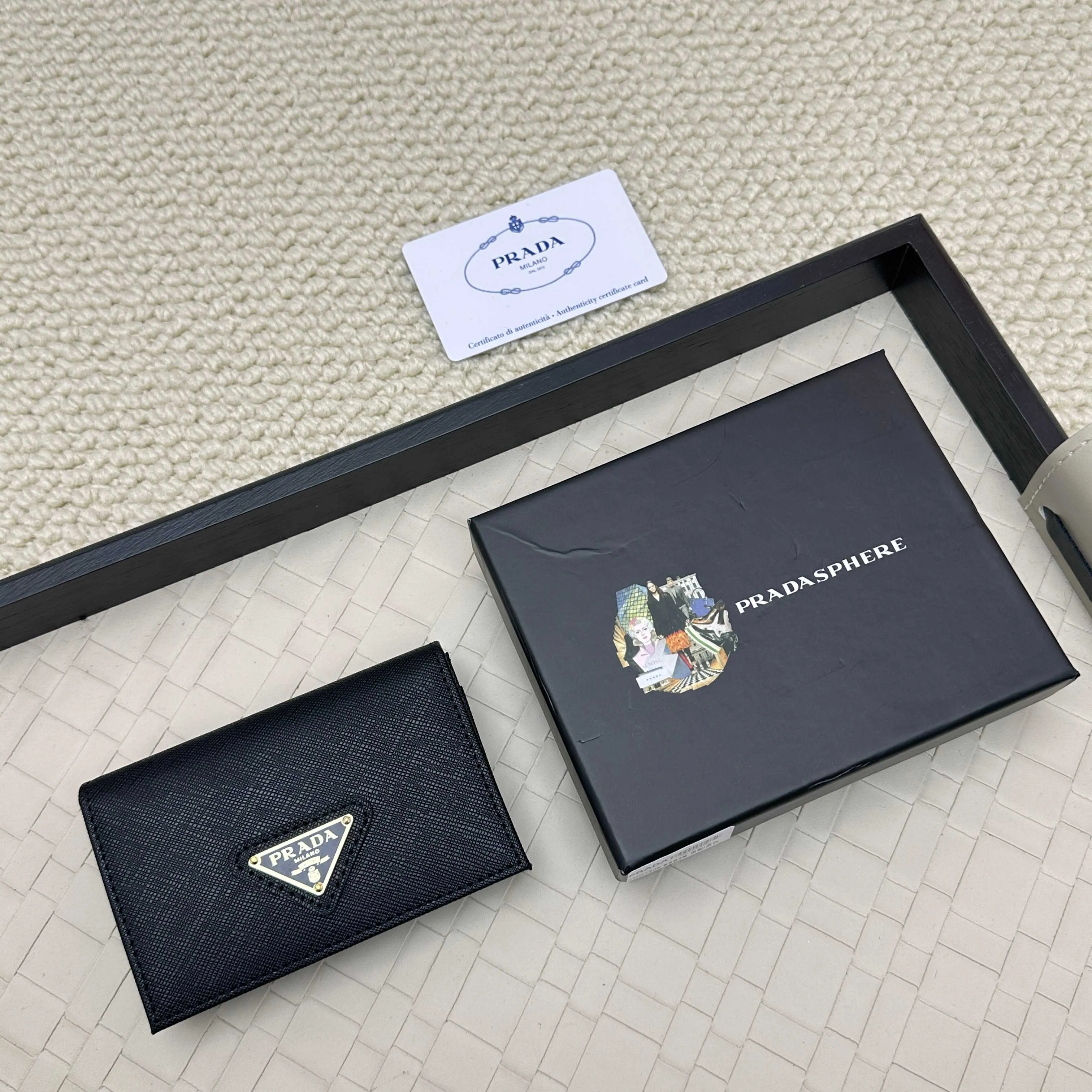💰120 PRADA’s popular men’s card holder💼The latest style at the counter, synchronized with the official website, genuine development, model 2MC122#. Color/picture, real shot 💋 Italian top-quality original single cross-grain cowhide with excellent texture, threaded lining and imported white steel hardware accessories! Exquisite wiring, even and neat lines, smooth oil edges, size: 11cm long, 6.5cm high