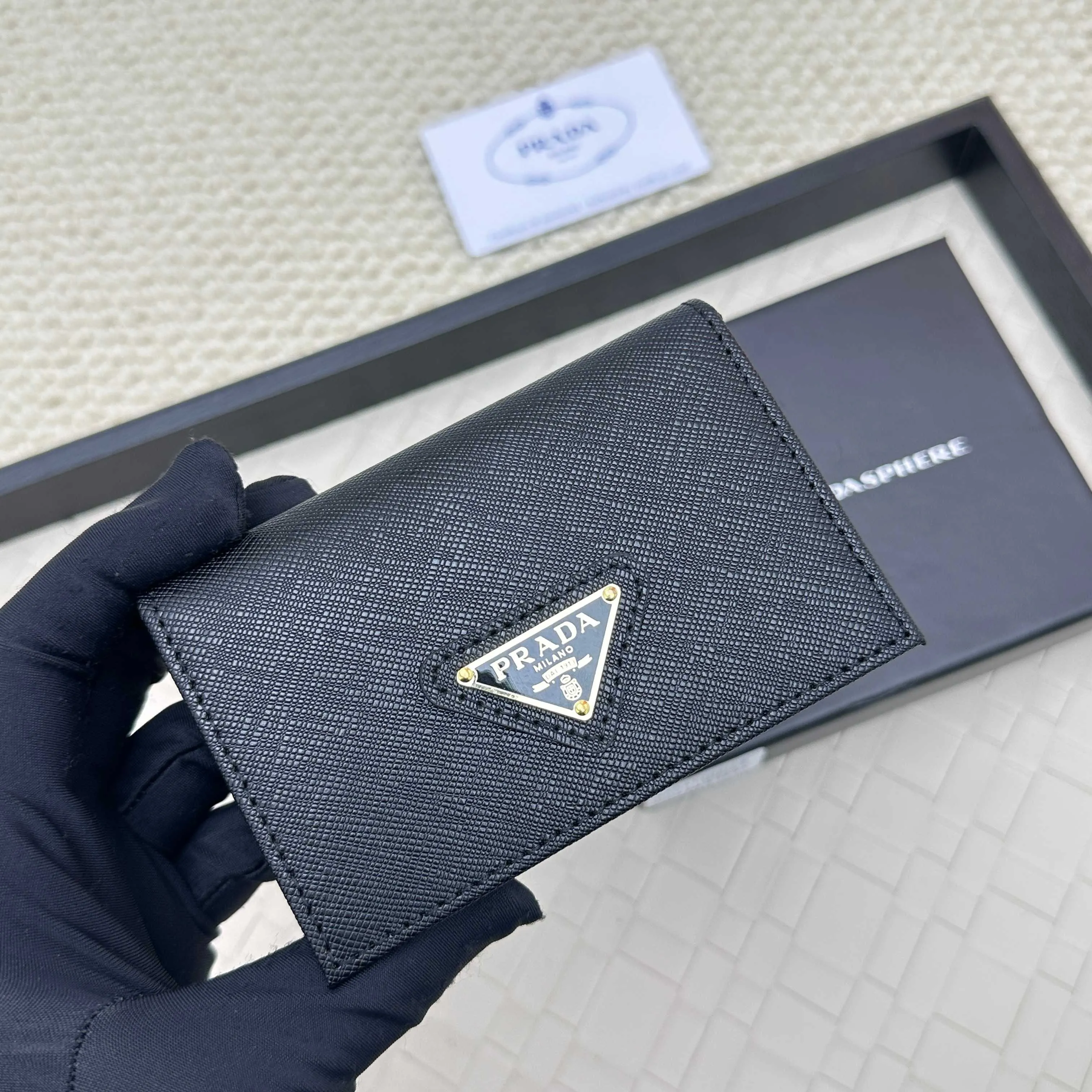 💰120 PRADA’s popular men’s card holder💼The latest style at the counter, synchronized with the official website, genuine development, model 2MC122#. Color/picture, real shot 💋 Italian top-quality original single cross-grain cowhide with excellent texture, threaded lining and imported white steel hardware accessories! Exquisite wiring, even and neat lines, smooth oil edges, size: 11cm long, 6.5cm high