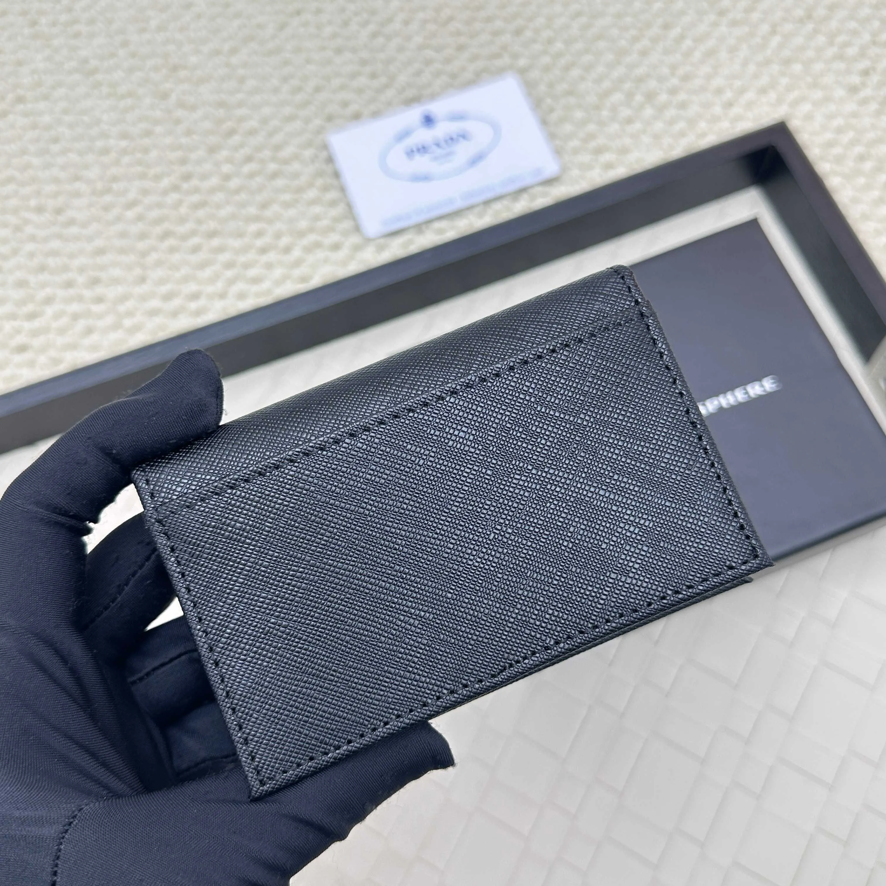 💰120 PRADA’s popular men’s card holder💼The latest style at the counter, synchronized with the official website, genuine development, model 2MC122#. Color/picture, real shot 💋 Italian top-quality original single cross-grain cowhide with excellent texture, threaded lining and imported white steel hardware accessories! Exquisite wiring, even and neat lines, smooth oil edges, size: 11cm long, 6.5cm high