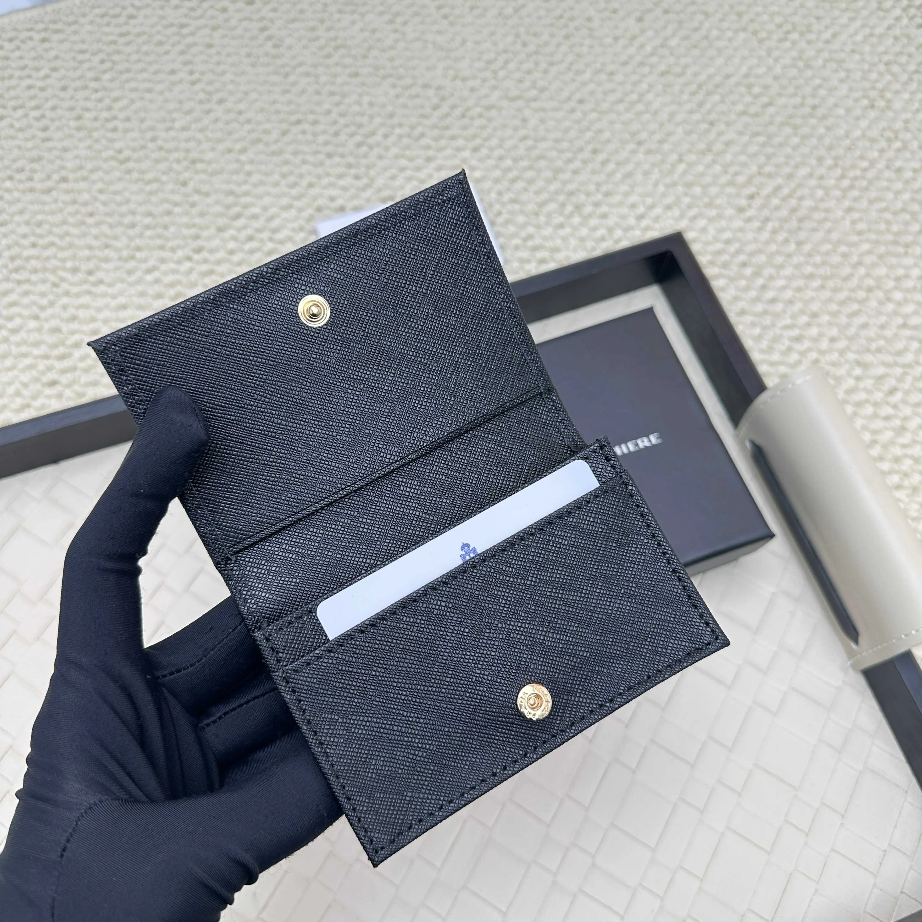 💰120 PRADA’s popular men’s card holder💼The latest style at the counter, synchronized with the official website, genuine development, model 2MC122#. Color/picture, real shot 💋 Italian top-quality original single cross-grain cowhide with excellent texture, threaded lining and imported white steel hardware accessories! Exquisite wiring, even and neat lines, smooth oil edges, size: 11cm long, 6.5cm high