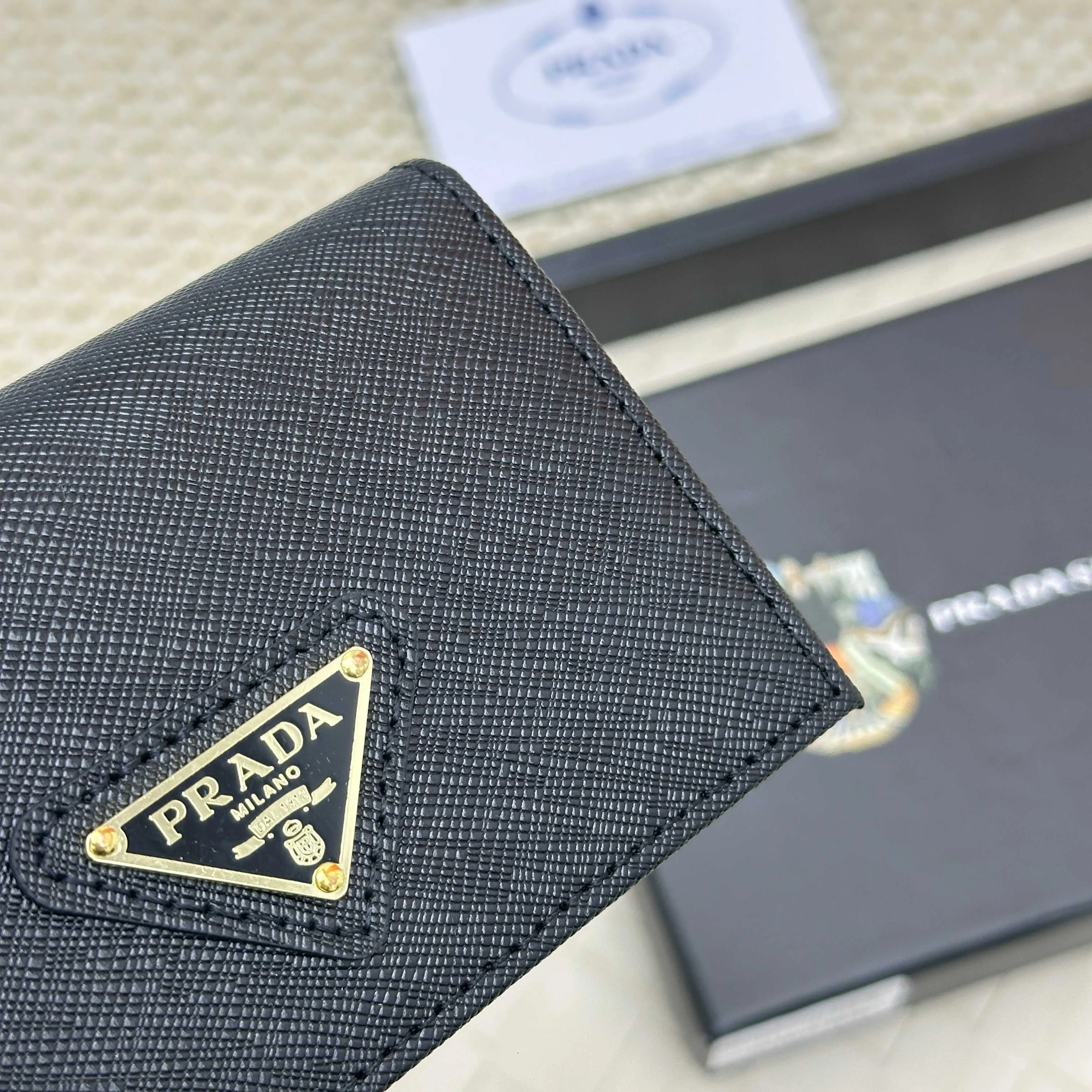 💰120 PRADA’s popular men’s card holder💼The latest style at the counter, synchronized with the official website, genuine development, model 2MC122#. Color/picture, real shot 💋 Italian top-quality original single cross-grain cowhide with excellent texture, threaded lining and imported white steel hardware accessories! Exquisite wiring, even and neat lines, smooth oil edges, size: 11cm long, 6.5cm high