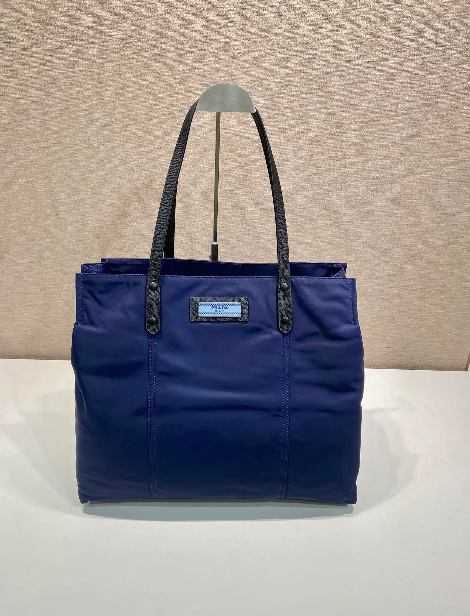 💰920, P’s new shopping bag 1BG184, original item, exclusive first release🤙🤙Made of imported nylon material, calfskin trim, leather double handles, contrasting leather logo, two zipper inner pockets, contrasting nylon lining. 165 OEM code. Lightweight and practical, ladies, hurry up and get it🙋🏻🙋🏻Length 40x Height 34x Bottom 16cm.💪🏾💪🏾💪🏾💰💰💰