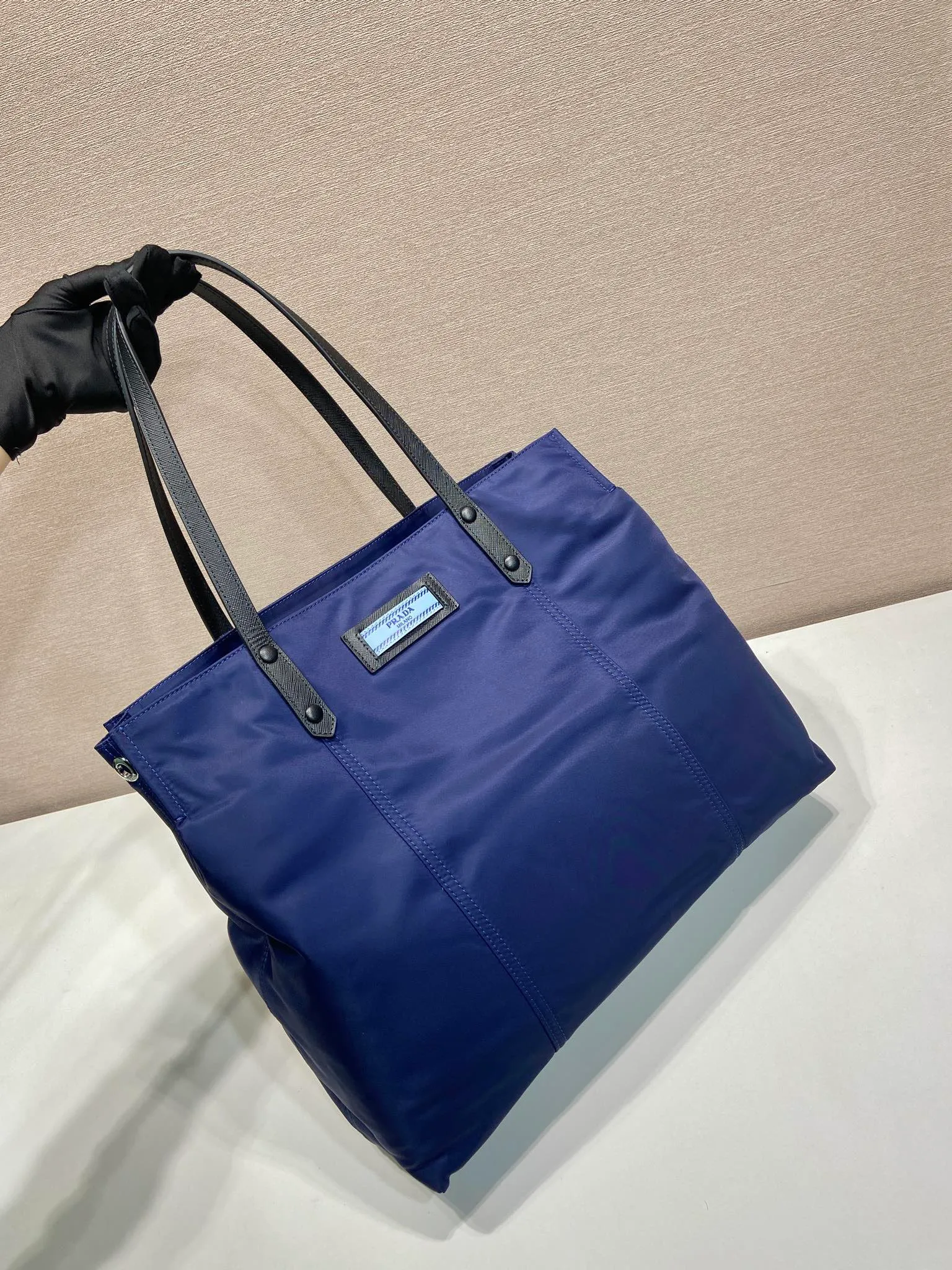 💰920, P’s new shopping bag 1BG184, original item, exclusive first release🤙🤙Made of imported nylon material, calfskin trim, leather double handles, contrasting leather logo, two zipper inner pockets, contrasting nylon lining. 165 OEM code. Lightweight and practical, ladies, hurry up and get it🙋🏻🙋🏻Length 40x Height 34x Bottom 16cm.💪🏾💪🏾💪🏾💰💰💰