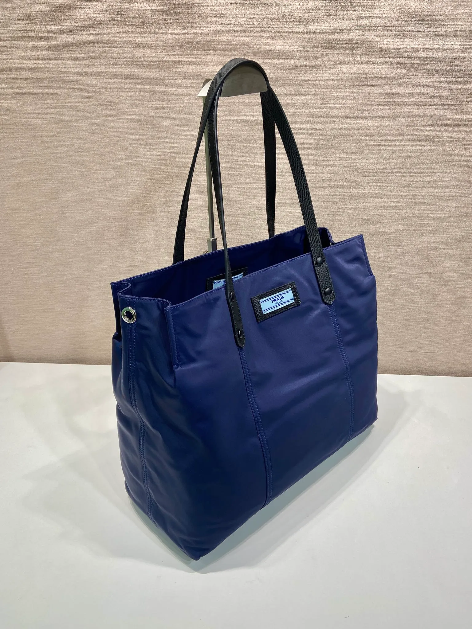 💰920, P’s new shopping bag 1BG184, original item, exclusive first release🤙🤙Made of imported nylon material, calfskin trim, leather double handles, contrasting leather logo, two zipper inner pockets, contrasting nylon lining. 165 OEM code. Lightweight and practical, ladies, hurry up and get it🙋🏻🙋🏻Length 40x Height 34x Bottom 16cm.💪🏾💪🏾💪🏾💰💰💰