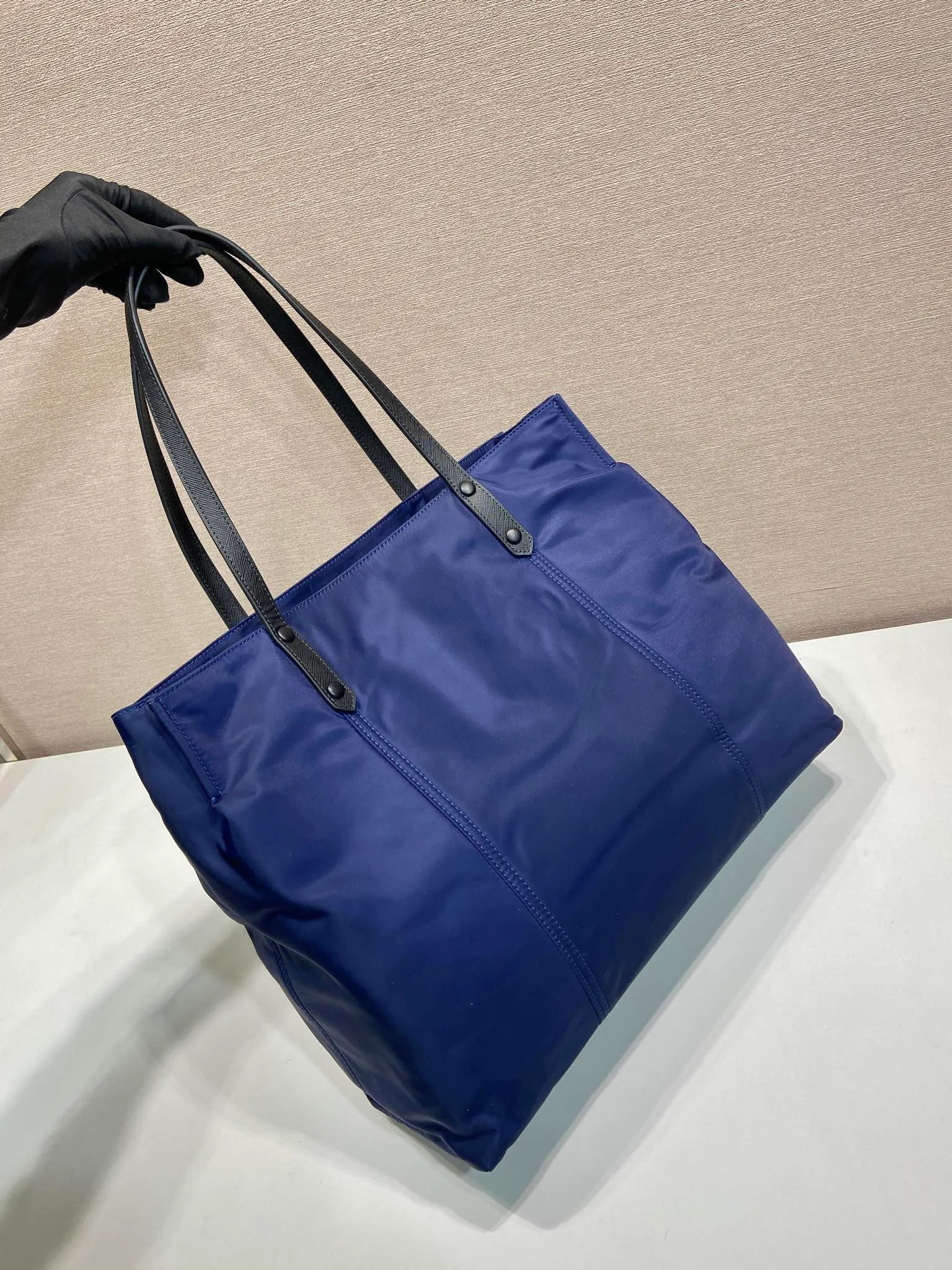 💰920, P’s new shopping bag 1BG184, original item, exclusive first release🤙🤙Made of imported nylon material, calfskin trim, leather double handles, contrasting leather logo, two zipper inner pockets, contrasting nylon lining. 165 OEM code. Lightweight and practical, ladies, hurry up and get it🙋🏻🙋🏻Length 40x Height 34x Bottom 16cm.💪🏾💪🏾💪🏾💰💰💰
