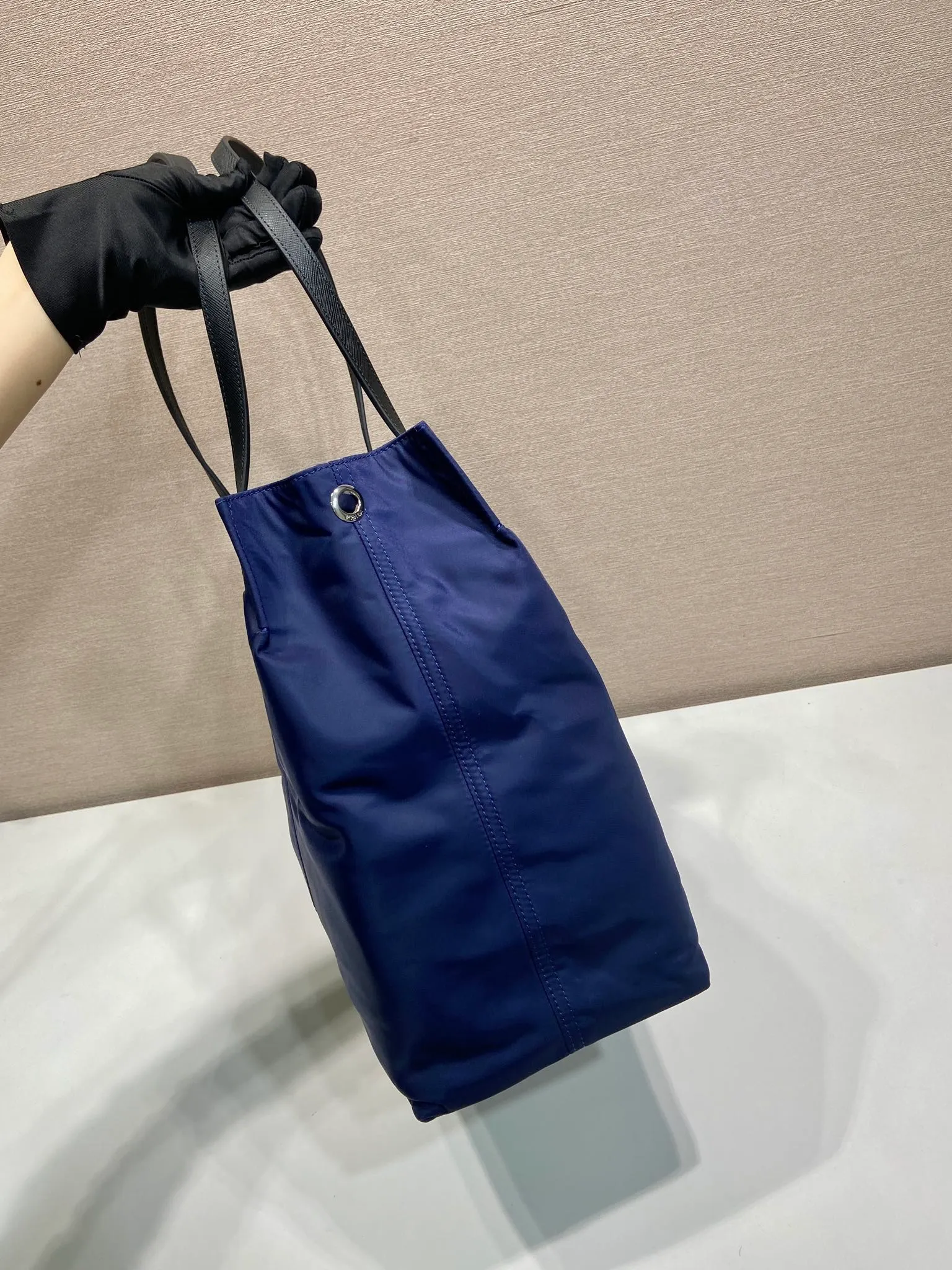 💰920, P’s new shopping bag 1BG184, original item, exclusive first release🤙🤙Made of imported nylon material, calfskin trim, leather double handles, contrasting leather logo, two zipper inner pockets, contrasting nylon lining. 165 OEM code. Lightweight and practical, ladies, hurry up and get it🙋🏻🙋🏻Length 40x Height 34x Bottom 16cm.💪🏾💪🏾💪🏾💰💰💰