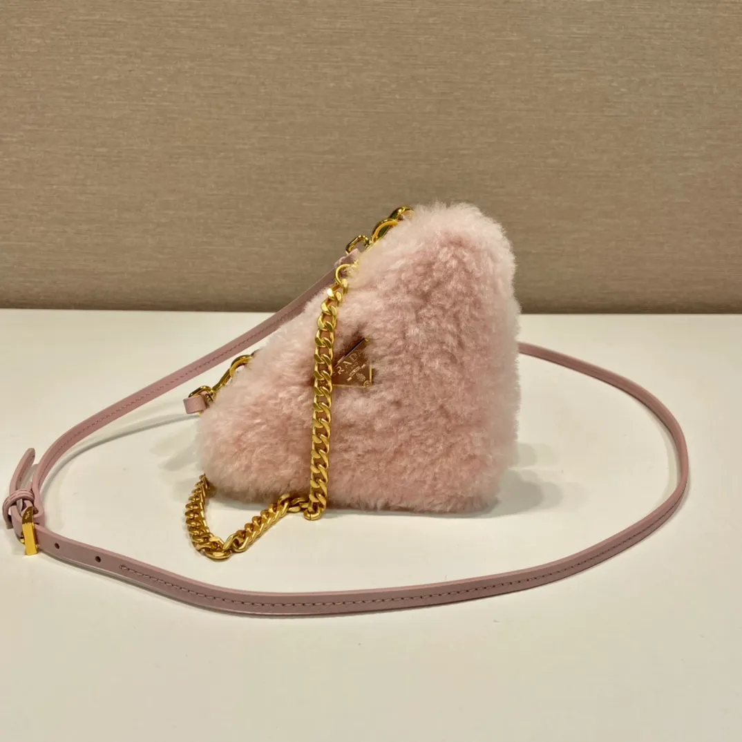 💰920🎉Gemini triangle bag🎉1NR015 new product😘Goat wool This two-in-one twin bag has a very unique design and can be disassembled into 2 bags🎉🎉. The body of the bag is made of goat hair, which is perfect🎉🎉. One can be carried by hand and the other can be worn as a crossbody. It can also be combined😘😘Another hot new product🎉 If you like babies, hurry up and get it🎉🎉 Length 15x height 10x bottom 5cm🎉🎉🎉👏👏👏