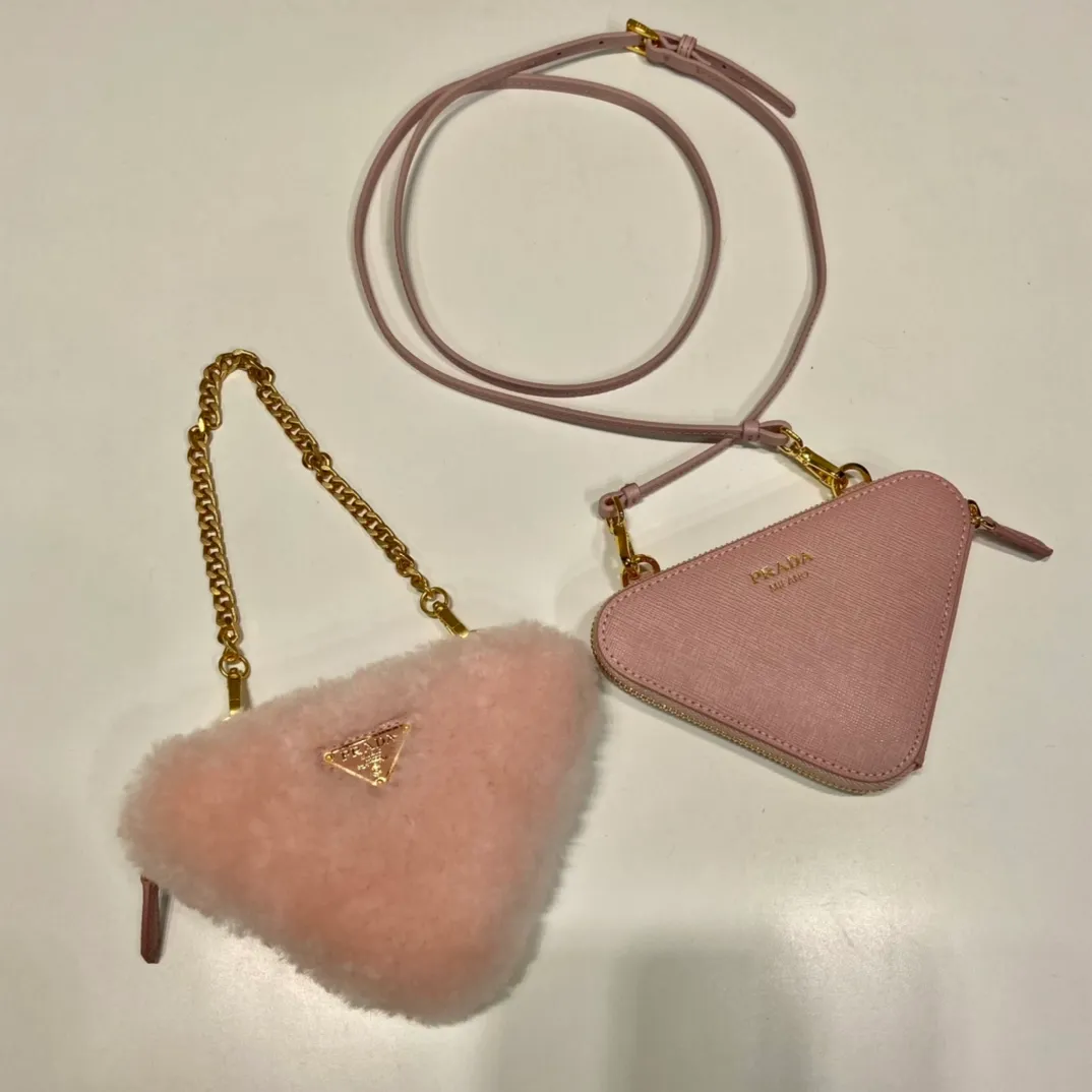 💰920🎉Gemini triangle bag🎉1NR015 new product😘Goat wool This two-in-one twin bag has a very unique design and can be disassembled into 2 bags🎉🎉. The body of the bag is made of goat hair, which is perfect🎉🎉. One can be carried by hand and the other can be worn as a crossbody. It can also be combined😘😘Another hot new product🎉 If you like babies, hurry up and get it🎉🎉 Length 15x height 10x bottom 5cm🎉🎉🎉👏👏👏