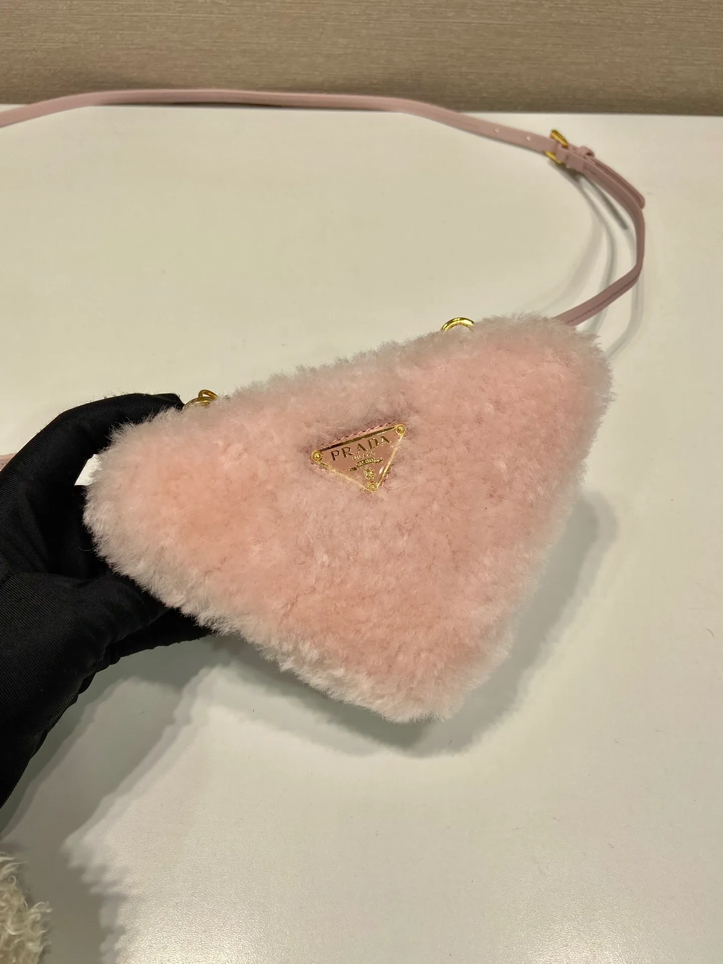 💰920🎉Gemini triangle bag🎉1NR015 new product😘Goat wool This two-in-one twin bag has a very unique design and can be disassembled into 2 bags🎉🎉. The body of the bag is made of goat hair, which is perfect🎉🎉. One can be carried by hand and the other can be worn as a crossbody. It can also be combined😘😘Another hot new product🎉 If you like babies, hurry up and get it🎉🎉 Length 15x height 10x bottom 5cm🎉🎉🎉👏👏👏