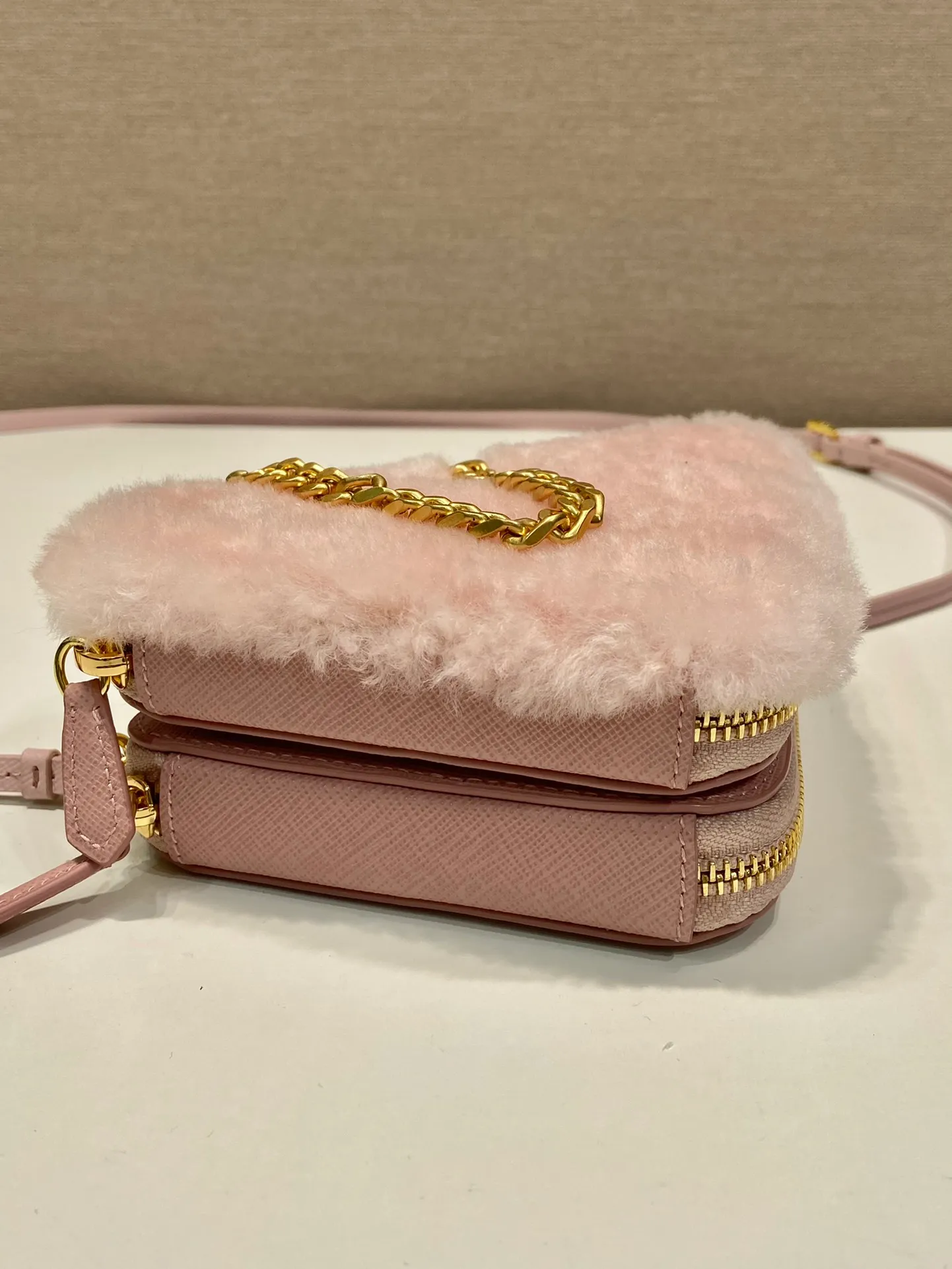 💰920🎉Gemini triangle bag🎉1NR015 new product😘Goat wool This two-in-one twin bag has a very unique design and can be disassembled into 2 bags🎉🎉. The body of the bag is made of goat hair, which is perfect🎉🎉. One can be carried by hand and the other can be worn as a crossbody. It can also be combined😘😘Another hot new product🎉 If you like babies, hurry up and get it🎉🎉 Length 15x height 10x bottom 5cm🎉🎉🎉👏👏👏