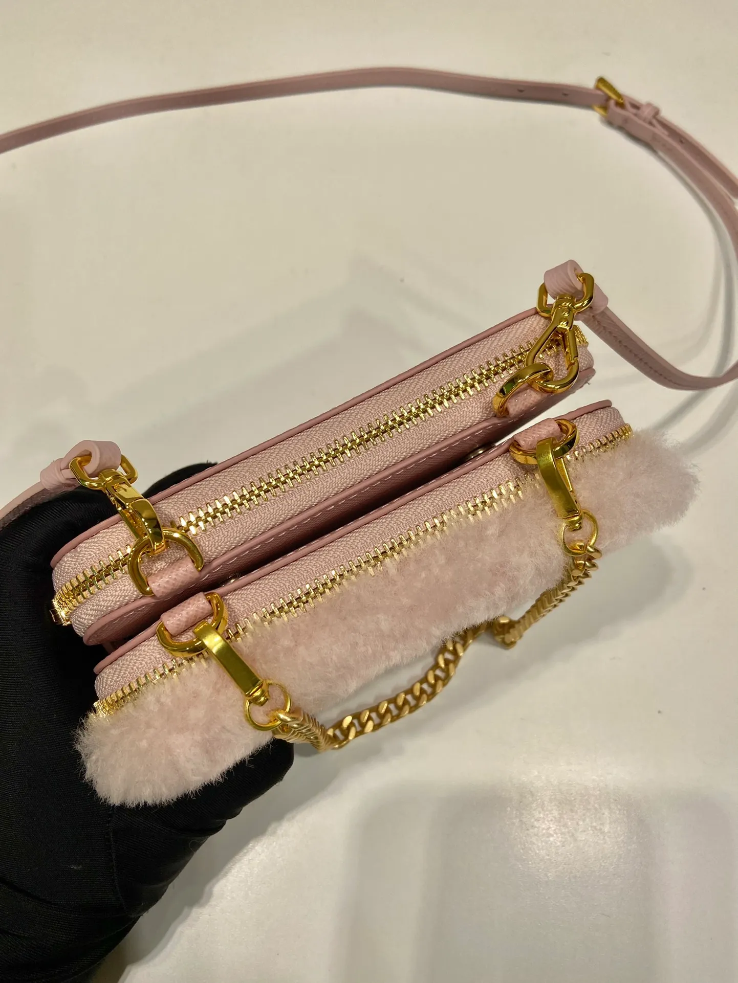 💰920🎉Gemini triangle bag🎉1NR015 new product😘Goat wool This two-in-one twin bag has a very unique design and can be disassembled into 2 bags🎉🎉. The body of the bag is made of goat hair, which is perfect🎉🎉. One can be carried by hand and the other can be worn as a crossbody. It can also be combined😘😘Another hot new product🎉 If you like babies, hurry up and get it🎉🎉 Length 15x height 10x bottom 5cm🎉🎉🎉👏👏👏