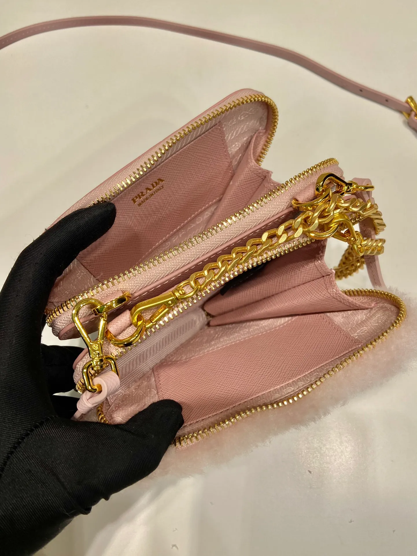 💰920🎉Gemini triangle bag🎉1NR015 new product😘Goat wool This two-in-one twin bag has a very unique design and can be disassembled into 2 bags🎉🎉. The body of the bag is made of goat hair, which is perfect🎉🎉. One can be carried by hand and the other can be worn as a crossbody. It can also be combined😘😘Another hot new product🎉 If you like babies, hurry up and get it🎉🎉 Length 15x height 10x bottom 5cm🎉🎉🎉👏👏👏