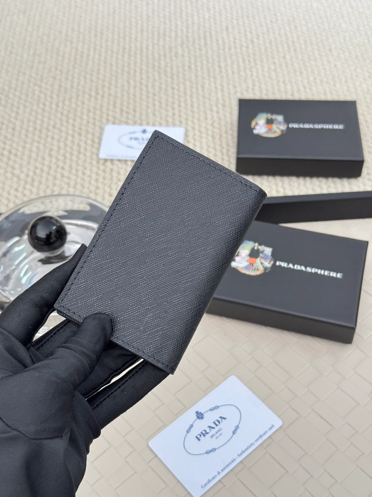 💰120 prada cross pattern unisex card holder, can be placed in pockets, bags, and can be held in hand, made of cross pattern imported calfskin, pocket card holder, can hold change, 6 card slots, simple and elegant fashion trend. Model 2MC101, color as shown in the picture, size 11×7cm,