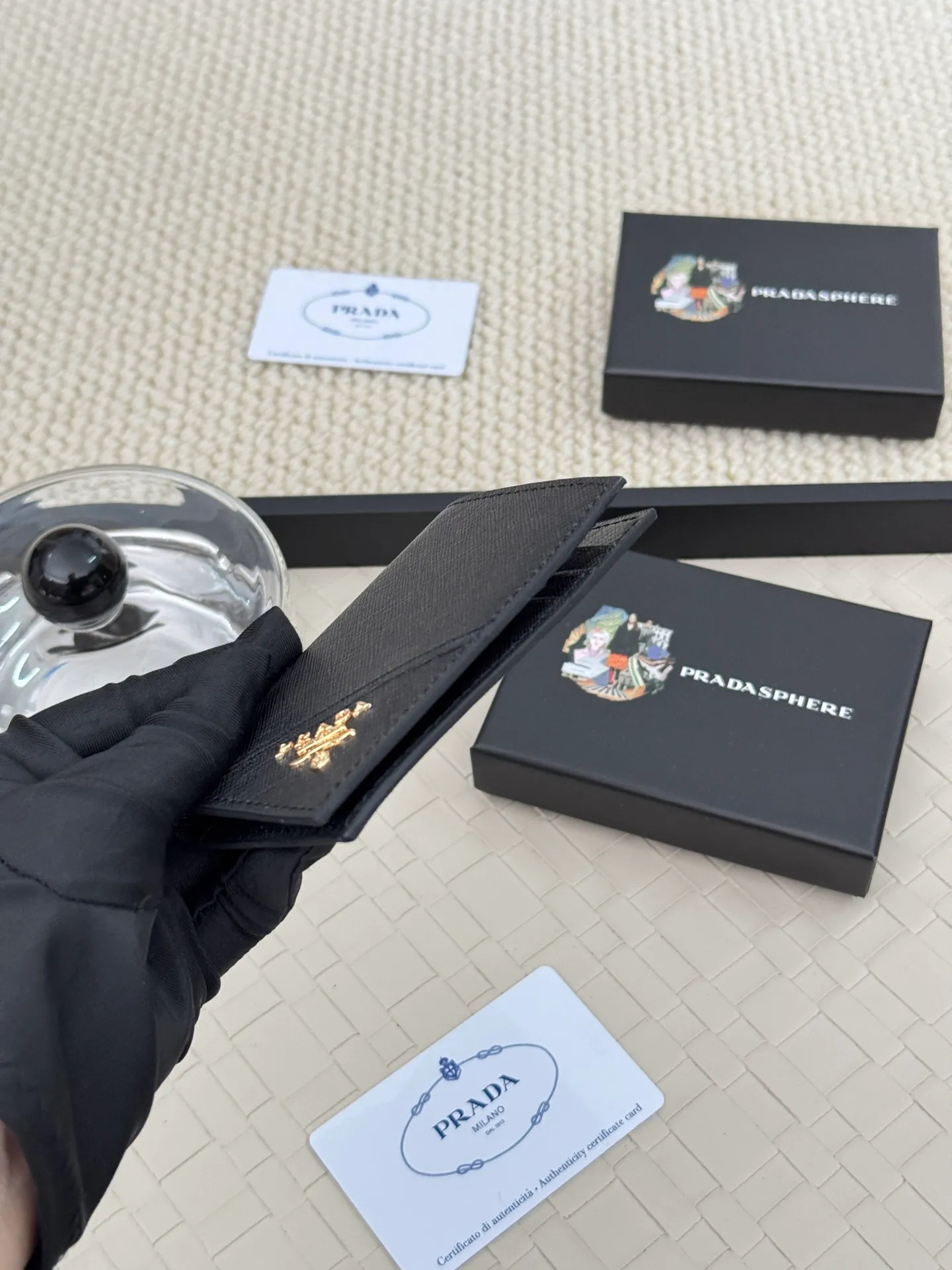 💰120 prada cross pattern unisex card holder, can be placed in pockets, bags, and can be held in hand, made of cross pattern imported calfskin, pocket card holder, can hold change, 6 card slots, simple and elegant fashion trend. Model 2MC101, color as shown in the picture, size 11×7cm,