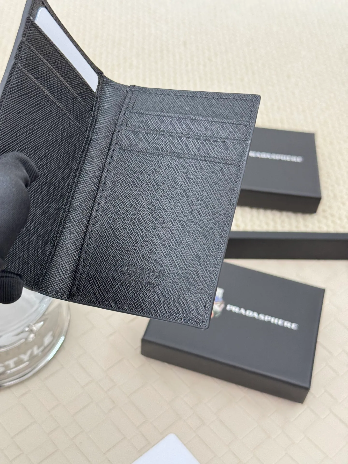 💰120 prada cross pattern unisex card holder, can be placed in pockets, bags, and can be held in hand, made of cross pattern imported calfskin, pocket card holder, can hold change, 6 card slots, simple and elegant fashion trend. Model 2MC101, color as shown in the picture, size 11×7cm,