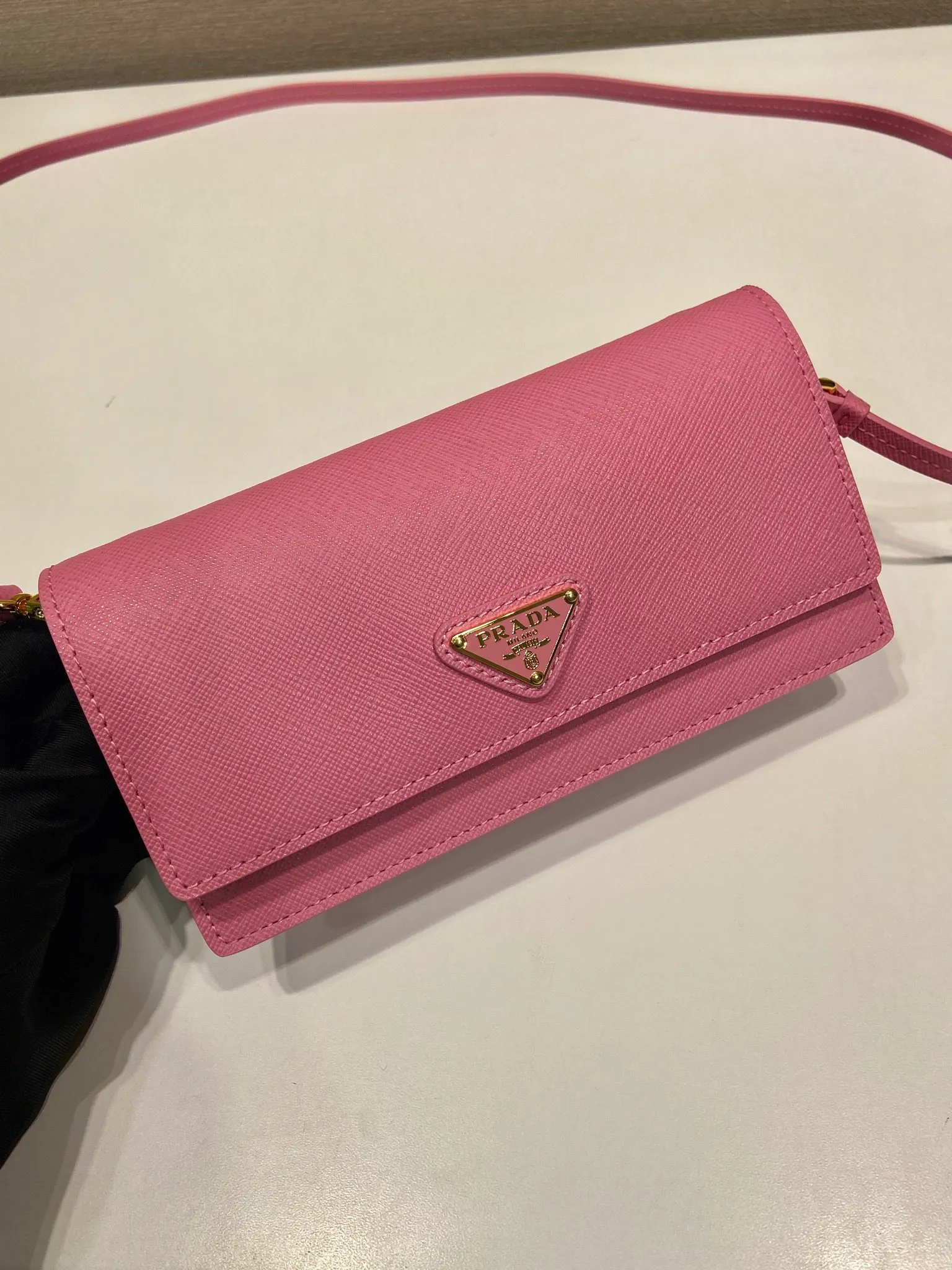 💰780🎉New mini handbag🎉1NF059 mobile phone bag🎉🎉 This mini handbag is made of Saffiano leather material, with simple and elegant geometric shape and charm, and flip-top magnetic buckle design. Detachable and adjustable leather shoulder strap with internal clip. Also doubles as a handbag/wallet. It has strong functionality and is a popular style that will never go out of style. Baby, hurry up and get it🎉🎉 Length 18x Height 9.5x Bottom 3cm🎉🎉🎉💰💰💰