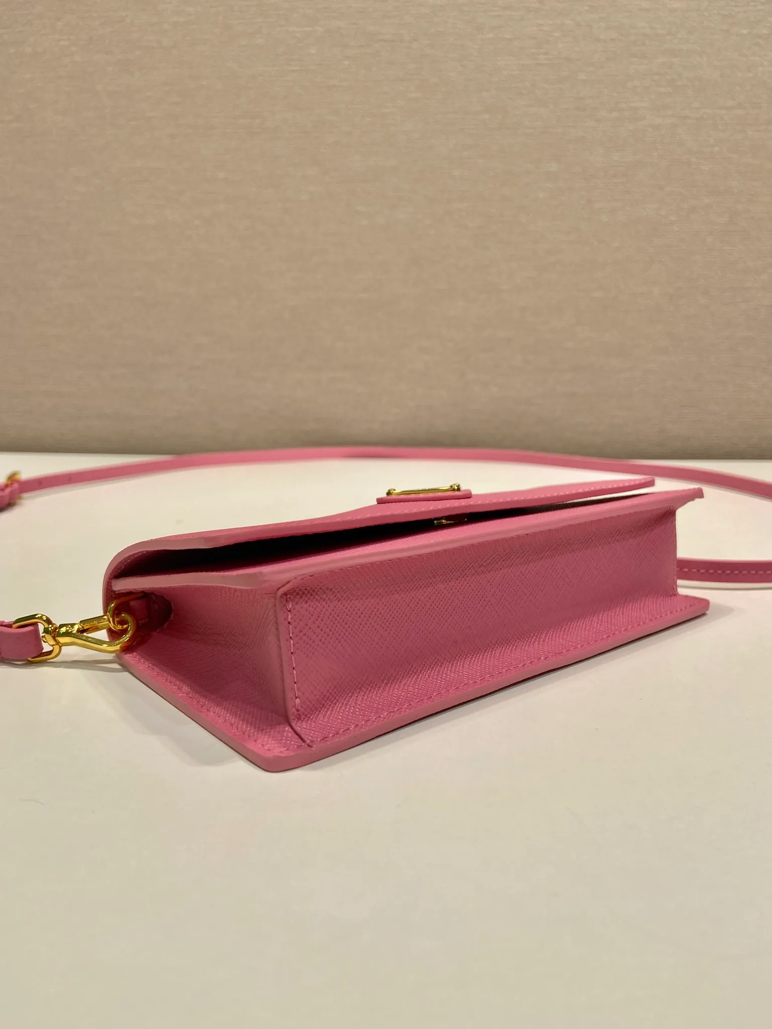💰780🎉New mini handbag🎉1NF059 mobile phone bag🎉🎉 This mini handbag is made of Saffiano leather material, with simple and elegant geometric shape and charm, and flip-top magnetic buckle design. Detachable and adjustable leather shoulder strap with internal clip. Also doubles as a handbag/wallet. It has strong functionality and is a popular style that will never go out of style. Baby, hurry up and get it🎉🎉 Length 18x Height 9.5x Bottom 3cm🎉🎉🎉💰💰💰