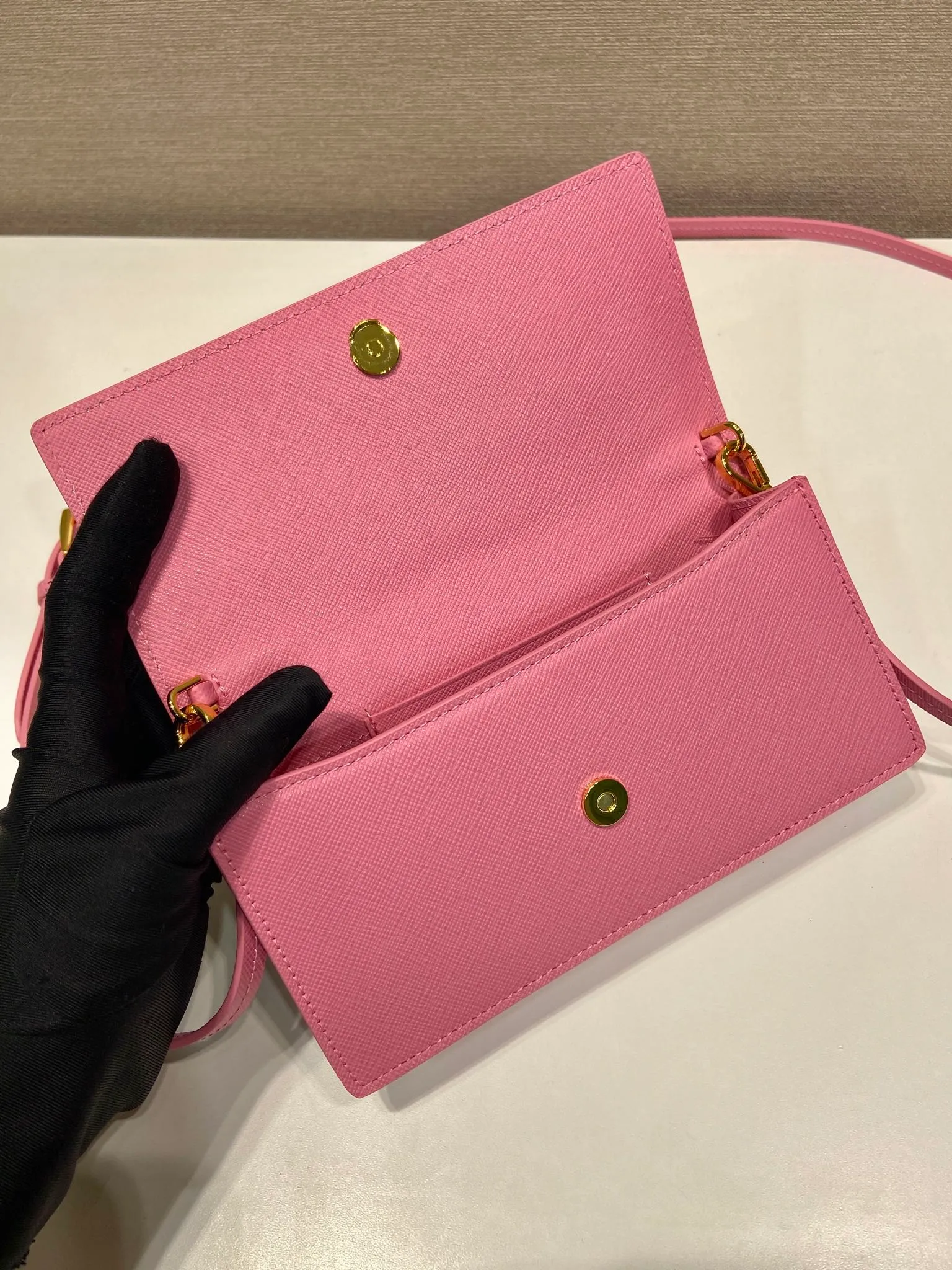 💰780🎉New mini handbag🎉1NF059 mobile phone bag🎉🎉 This mini handbag is made of Saffiano leather material, with simple and elegant geometric shape and charm, and flip-top magnetic buckle design. Detachable and adjustable leather shoulder strap with internal clip. Also doubles as a handbag/wallet. It has strong functionality and is a popular style that will never go out of style. Baby, hurry up and get it🎉🎉 Length 18x Height 9.5x Bottom 3cm🎉🎉🎉💰💰💰