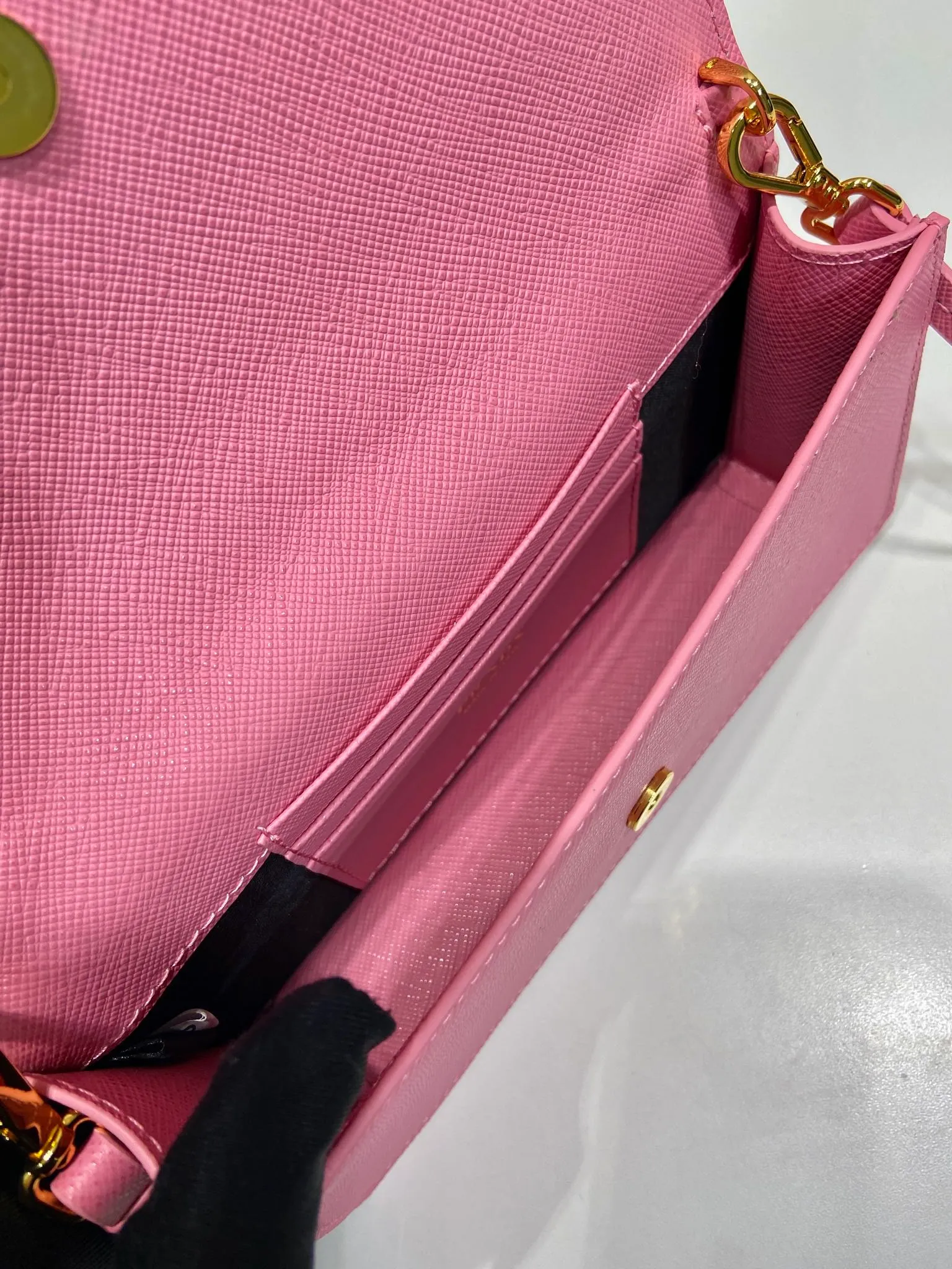 💰780🎉New mini handbag🎉1NF059 mobile phone bag🎉🎉 This mini handbag is made of Saffiano leather material, with simple and elegant geometric shape and charm, and flip-top magnetic buckle design. Detachable and adjustable leather shoulder strap with internal clip. Also doubles as a handbag/wallet. It has strong functionality and is a popular style that will never go out of style. Baby, hurry up and get it🎉🎉 Length 18x Height 9.5x Bottom 3cm🎉🎉🎉💰💰💰
