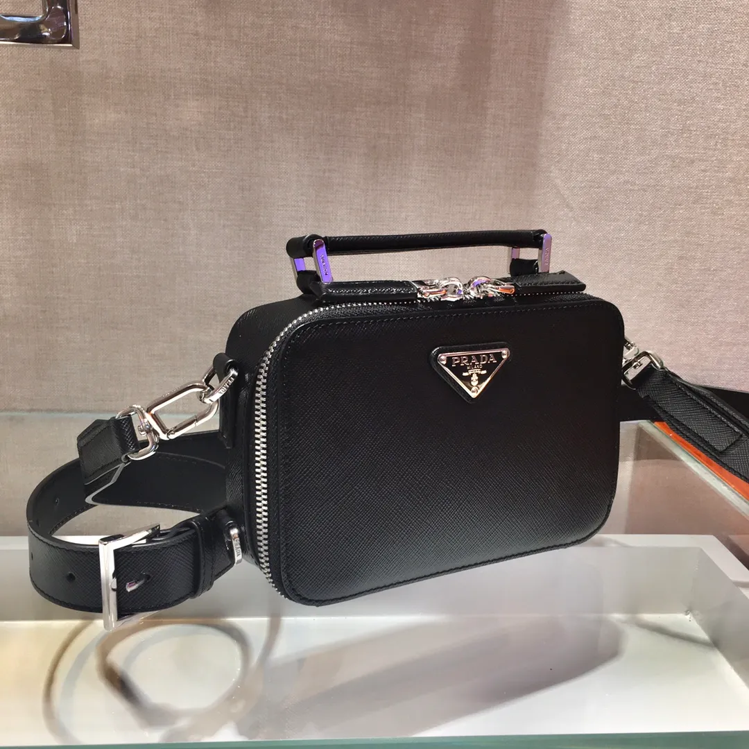 💰1360✨New camera bag✨2VH070 portable, new box-shaped camera bag , a pack of dual-use handbags/crossbody😘The triangular enamel logo brings out the elegant temperament, it is made of imported cross-grain cowhide leather👏brushed hardware👍The upper body effect is particularly cool, it has a bit of a retro camera bag👏👏It can be matched with all kinds of clothes😘😘Unisex👦🏻👧🏻Large space👍Hurry up and get it Length 18X height 12X bottom 5.5cm🎉🎉🎉💰💰💰