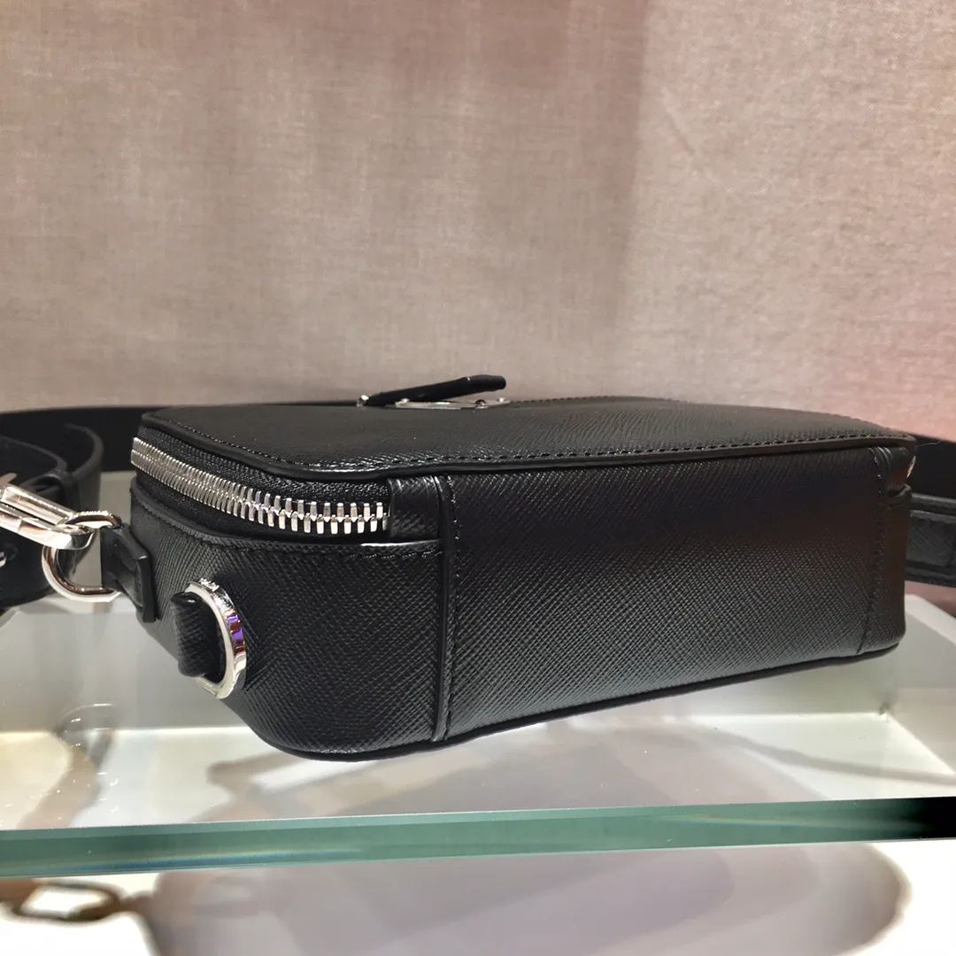 💰1360✨New camera bag✨2VH070 portable, new box-shaped camera bag , a pack of dual-use handbags/crossbody😘The triangular enamel logo brings out the elegant temperament, it is made of imported cross-grain cowhide leather👏brushed hardware👍The upper body effect is particularly cool, it has a bit of a retro camera bag👏👏It can be matched with all kinds of clothes😘😘Unisex👦🏻👧🏻Large space👍Hurry up and get it Length 18X height 12X bottom 5.5cm🎉🎉🎉💰💰💰