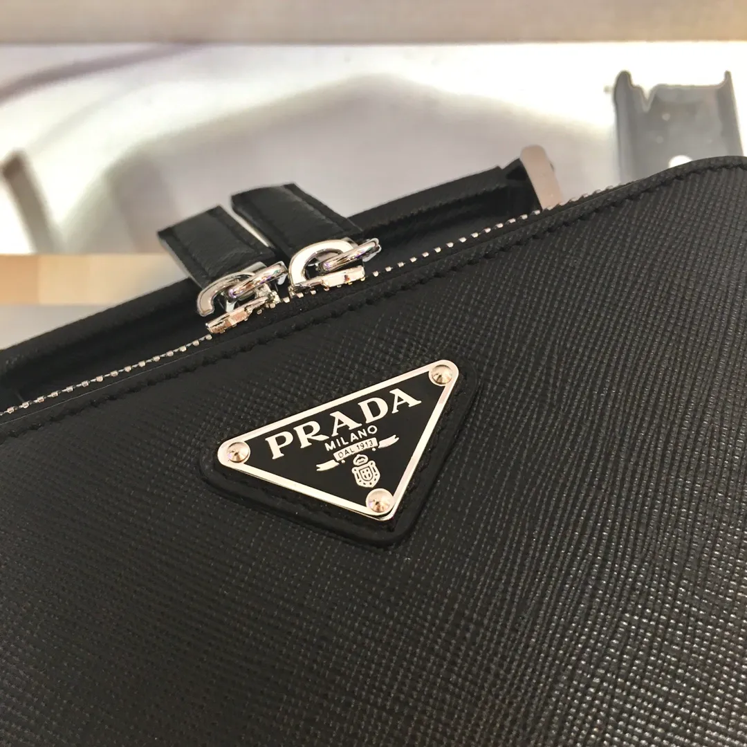 💰1360✨New camera bag✨2VH070 portable, new box-shaped camera bag , a pack of dual-use handbags/crossbody😘The triangular enamel logo brings out the elegant temperament, it is made of imported cross-grain cowhide leather👏brushed hardware👍The upper body effect is particularly cool, it has a bit of a retro camera bag👏👏It can be matched with all kinds of clothes😘😘Unisex👦🏻👧🏻Large space👍Hurry up and get it Length 18X height 12X bottom 5.5cm🎉🎉🎉💰💰💰
