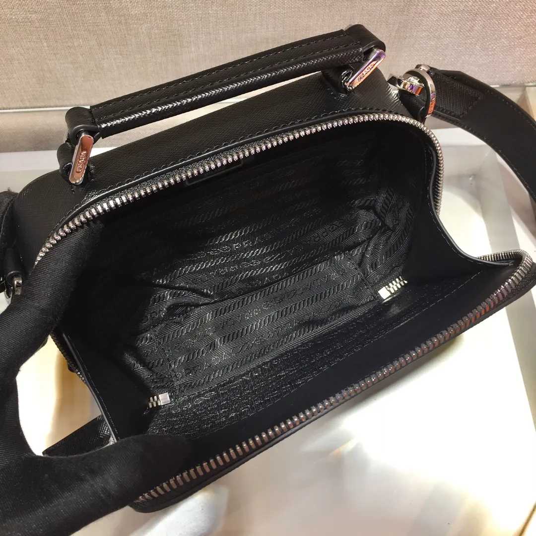 💰1360✨New camera bag✨2VH070 portable, new box-shaped camera bag , a pack of dual-use handbags/crossbody😘The triangular enamel logo brings out the elegant temperament, it is made of imported cross-grain cowhide leather👏brushed hardware👍The upper body effect is particularly cool, it has a bit of a retro camera bag👏👏It can be matched with all kinds of clothes😘😘Unisex👦🏻👧🏻Large space👍Hurry up and get it Length 18X height 12X bottom 5.5cm🎉🎉🎉💰💰💰