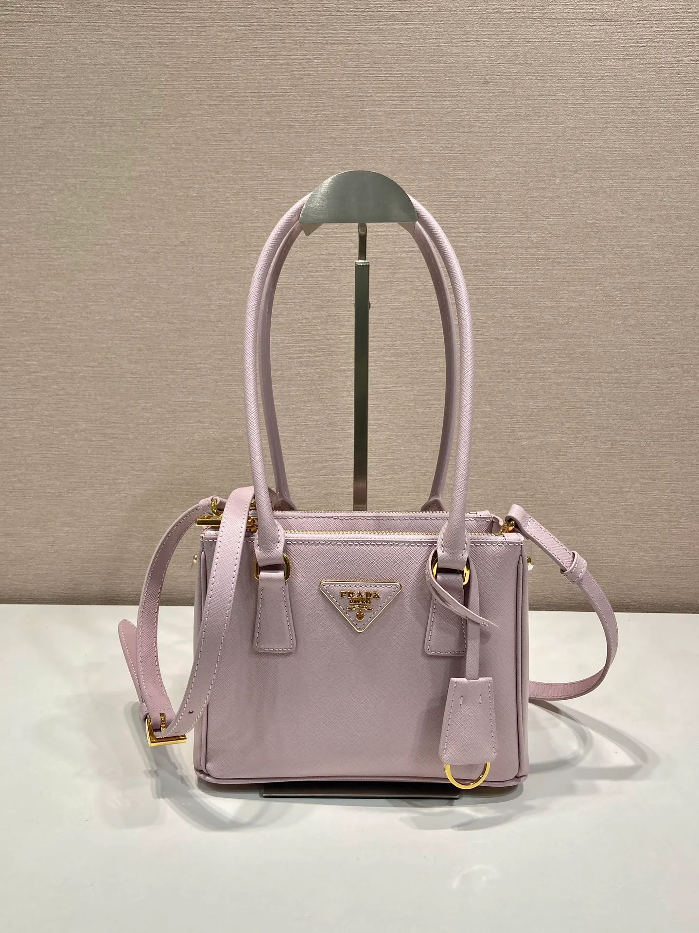 💰1760🎉mini killer bag🎉1BA906 long handle🎉🎉 This mini killer bag with long handle is made of imported cross-grain cowhide and top brushed hardware. The handbag is simple, elegant and practical in design. The Galleria handbag fully embodies the definition of "classic". It is equipped with a detachable long shoulder strap, which can be carried on the shoulder, hand-carried or cross-body. It is a multi-functional long-handle style. It is another popular style that will never go out of style. Ladies and sisters, hurry up and get it. 🎉Length 20xH13.5xH 9.5cm🎉🎉🎉👏👏👏