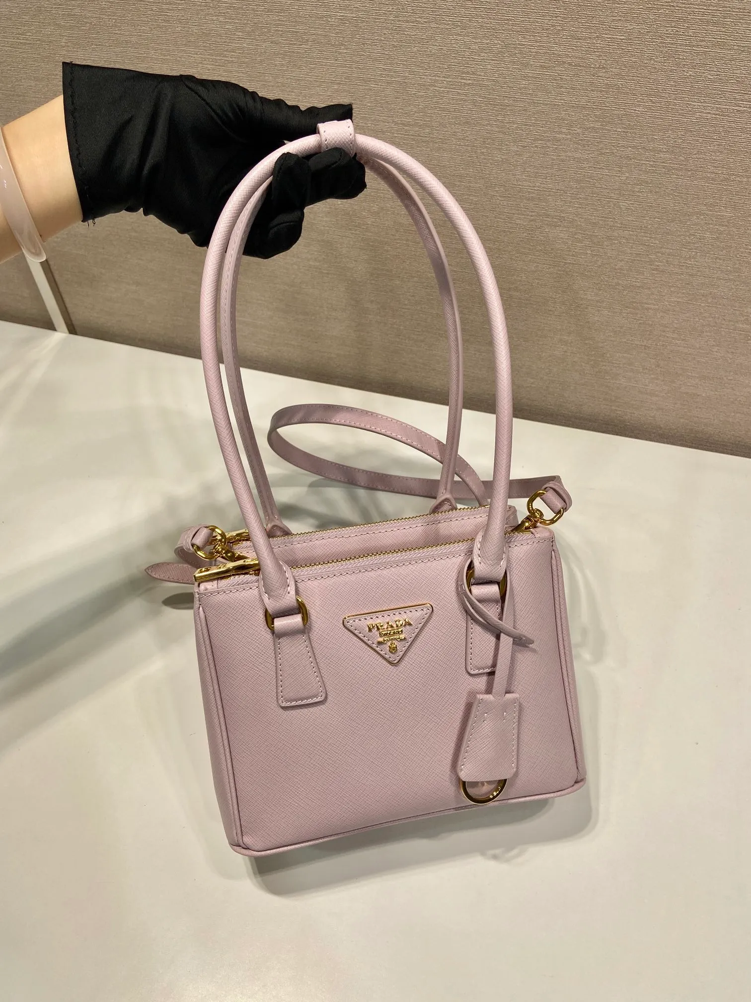 💰1760🎉mini killer bag🎉1BA906 long handle🎉🎉 This mini killer bag with long handle is made of imported cross-grain cowhide and top brushed hardware. The handbag is simple, elegant and practical in design. The Galleria handbag fully embodies the definition of "classic". It is equipped with a detachable long shoulder strap, which can be carried on the shoulder, hand-carried or cross-body. It is a multi-functional long-handle style. It is another popular style that will never go out of style. Ladies and sisters, hurry up and get it. 🎉Length 20xH13.5xH 9.5cm🎉🎉🎉👏👏👏