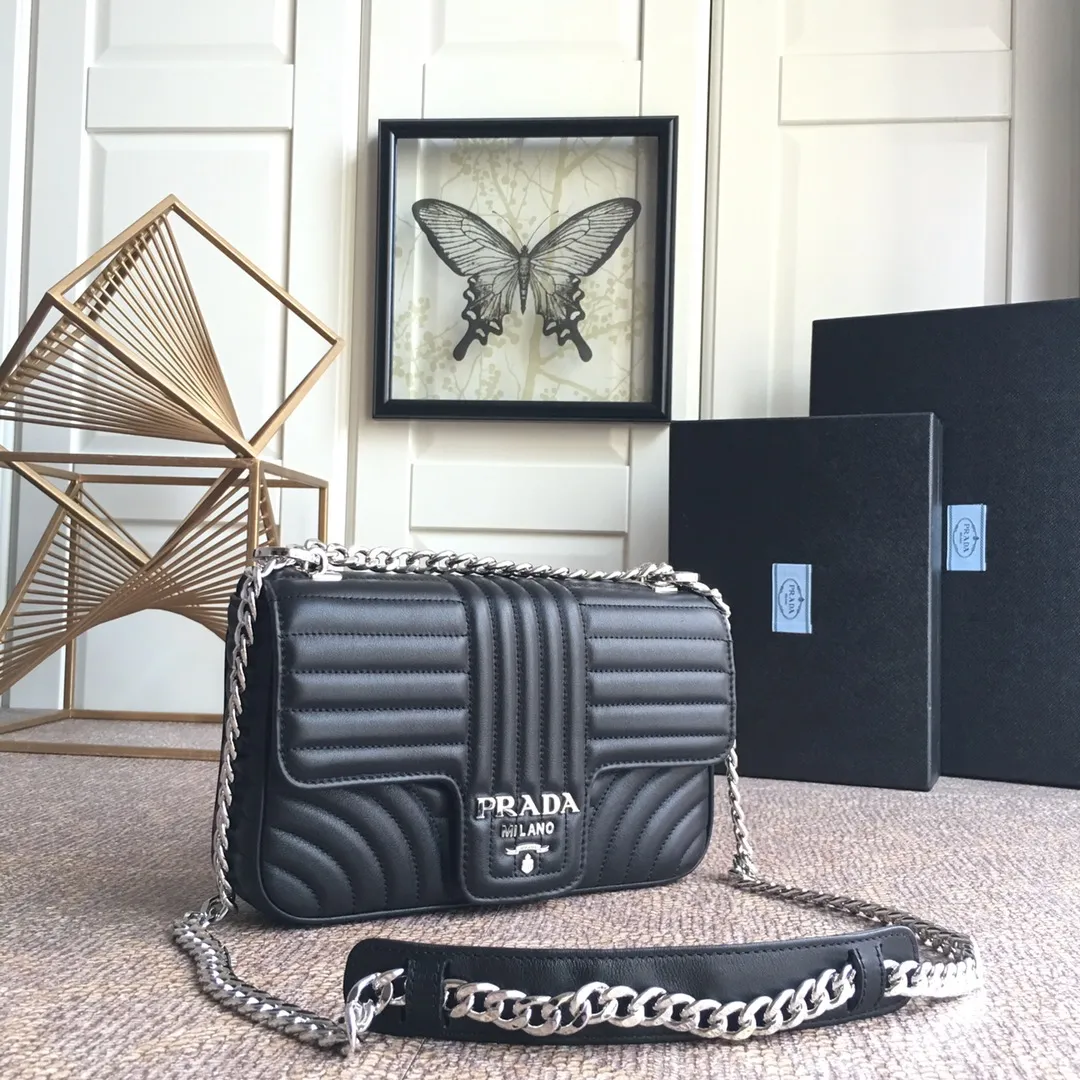 💰1800, P family has another surprise hot item💪💪💪, 1BD108, original item, imported calfskin, original item white hardware, aluminum alloy iron, flip-top magnetic buckle design is convenient, ladies hurry up, light and practical, easy, large and fashionable [color][color][color] length 25X height 15 bottom 6cm