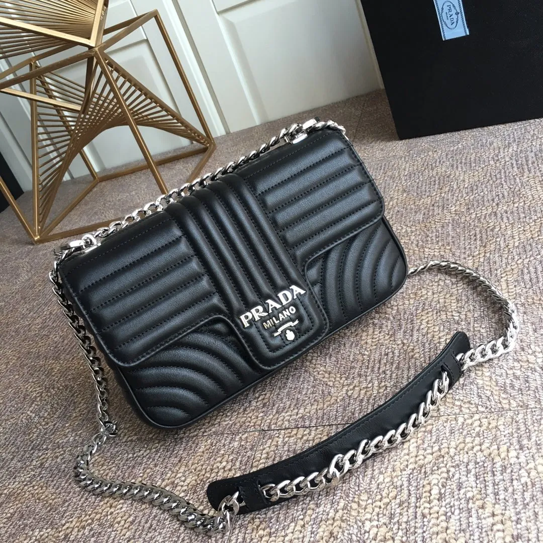 💰1800, P family has another surprise hot item💪💪💪, 1BD108, original item, imported calfskin, original item white hardware, aluminum alloy iron, flip-top magnetic buckle design is convenient, ladies hurry up, light and practical, easy, large and fashionable [color][color][color] length 25X height 15 bottom 6cm