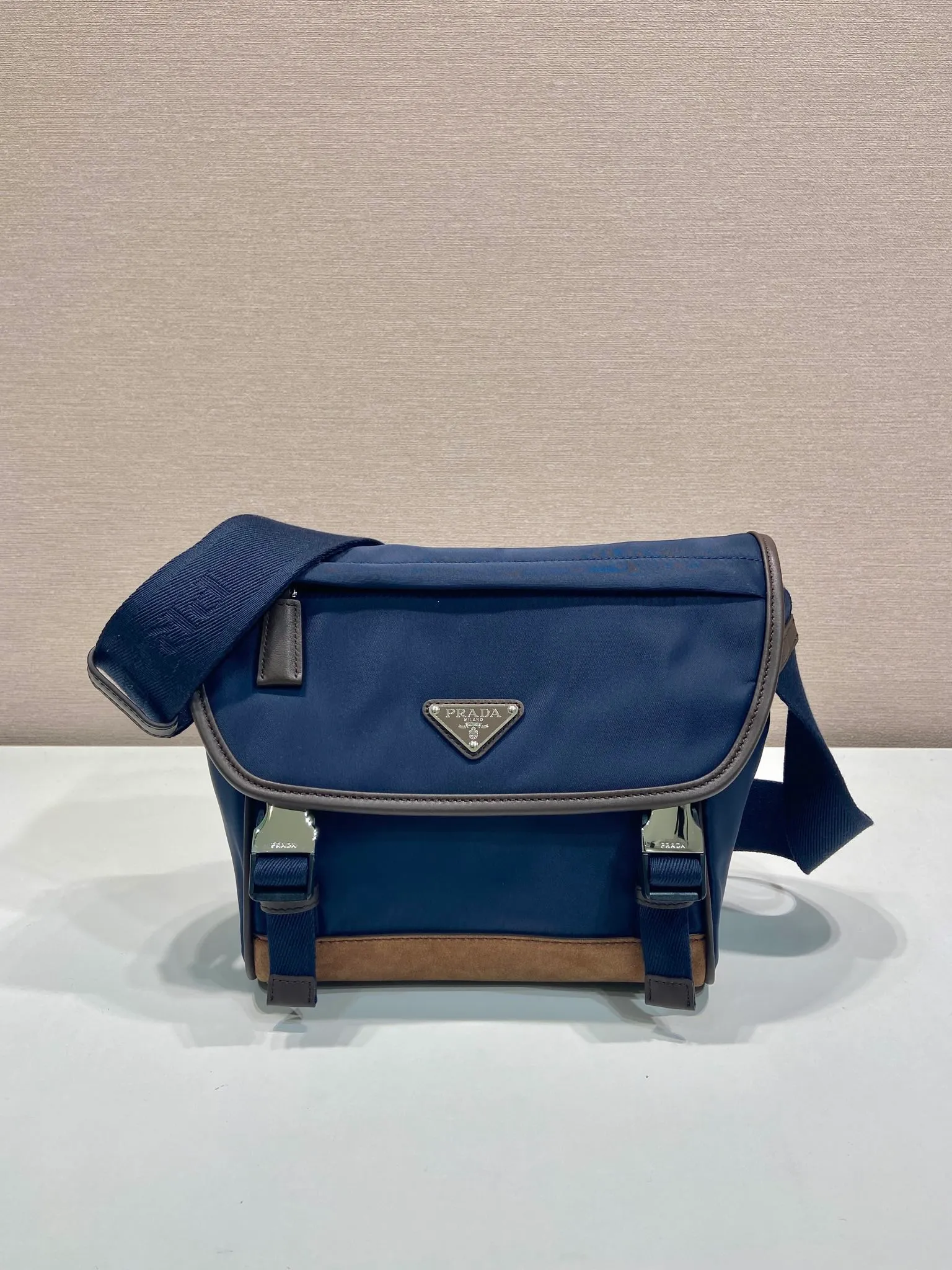 💰1200🎉New messenger bag🎉2VD066 small🎉🎉 This messenger bag adopts a sports style design, decorated with suede details/calfskin/imported nylon fabric, large capacity, and equipped with an adjustable shoulder strap. Showcase a flexible and versatile modern style. The colors are mixed and matched, very fashionable and beautiful😘😘Handsome guys, hurry up and get it🎉🎉 Length 20x Height 19x Bottom 10cm🎉🎉🎉💰💰💰