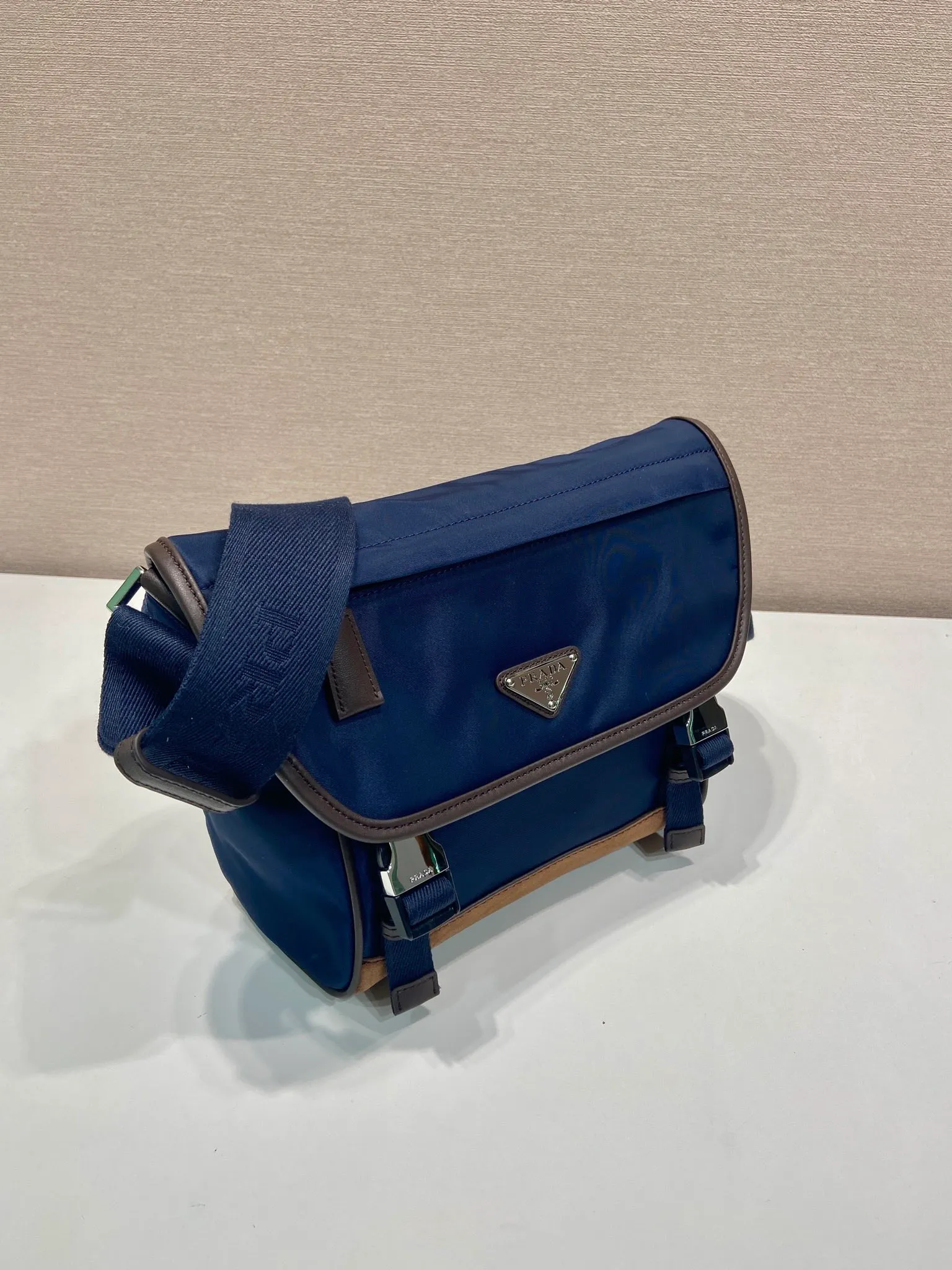 💰1200🎉New messenger bag🎉2VD066 small🎉🎉 This messenger bag adopts a sports style design, decorated with suede details/calfskin/imported nylon fabric, large capacity, and equipped with an adjustable shoulder strap. Showcase a flexible and versatile modern style. The colors are mixed and matched, very fashionable and beautiful😘😘Handsome guys, hurry up and get it🎉🎉 Length 20x Height 19x Bottom 10cm🎉🎉🎉💰💰💰