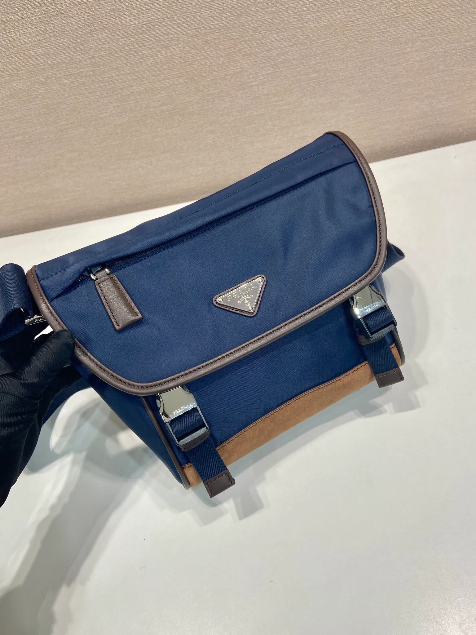 💰1200🎉New messenger bag🎉2VD066 small🎉🎉 This messenger bag adopts a sports style design, decorated with suede details/calfskin/imported nylon fabric, large capacity, and equipped with an adjustable shoulder strap. Showcase a flexible and versatile modern style. The colors are mixed and matched, very fashionable and beautiful😘😘Handsome guys, hurry up and get it🎉🎉 Length 20x Height 19x Bottom 10cm🎉🎉🎉💰💰💰