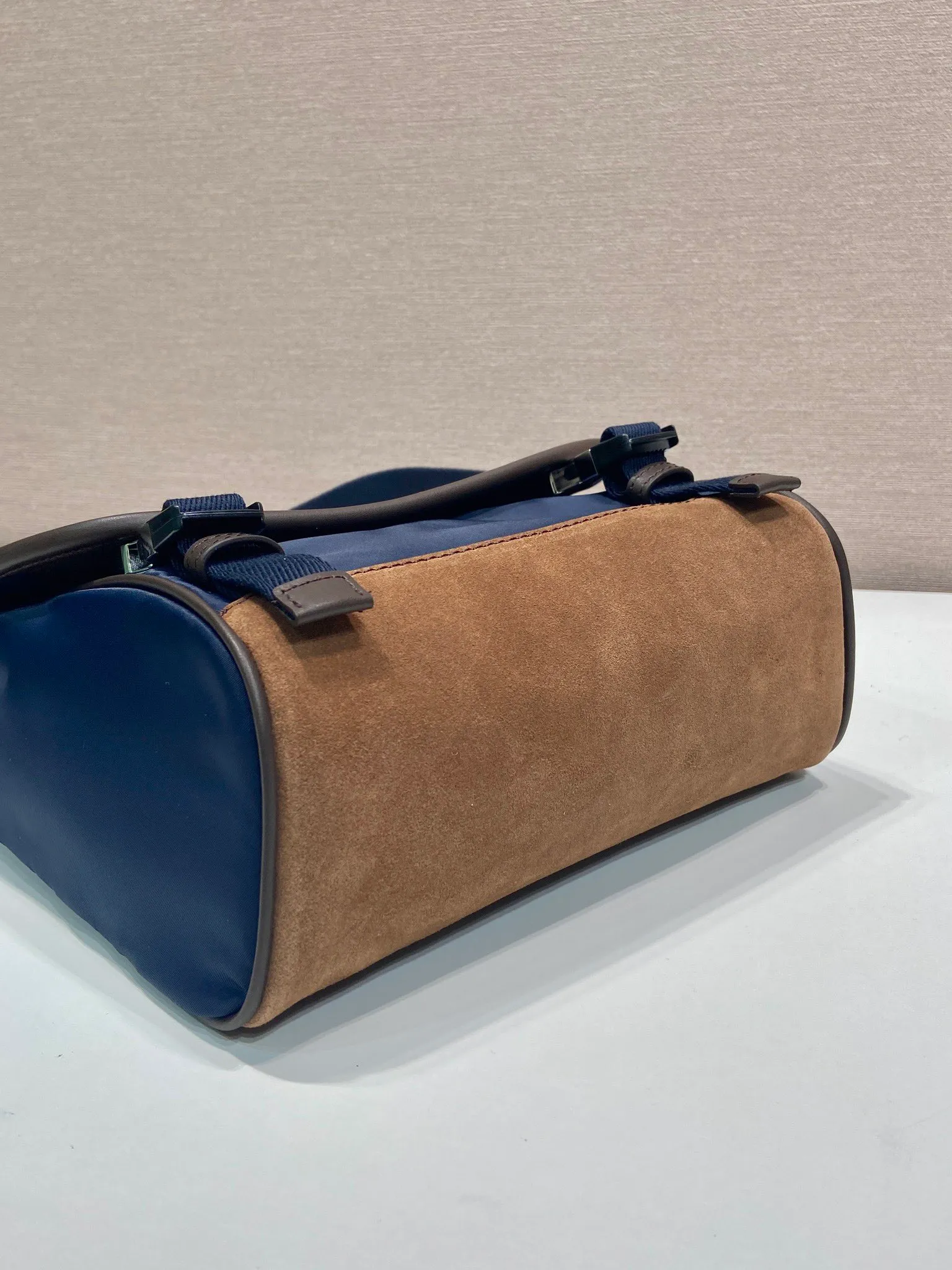 💰1200🎉New messenger bag🎉2VD066 small🎉🎉 This messenger bag adopts a sports style design, decorated with suede details/calfskin/imported nylon fabric, large capacity, and equipped with an adjustable shoulder strap. Showcase a flexible and versatile modern style. The colors are mixed and matched, very fashionable and beautiful😘😘Handsome guys, hurry up and get it🎉🎉 Length 20x Height 19x Bottom 10cm🎉🎉🎉💰💰💰