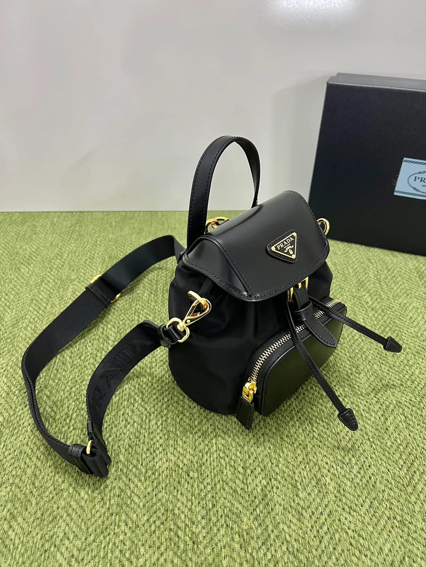 💰1120, Prad’s new women’s mini shoulder bag 1BZ075, top quality original, recycled nylon fabric (Re-Nylon) with glossy cowhide details, and metal hardware accessories. Elegant and versatile, it is equipped with external zipper pockets, leather handles and adjustable webbing shoulder straps, zipper pockets, drawstrings, flaps and buckle straps, a new and sophisticated design! Size: 16cmx18cmX10.5cm