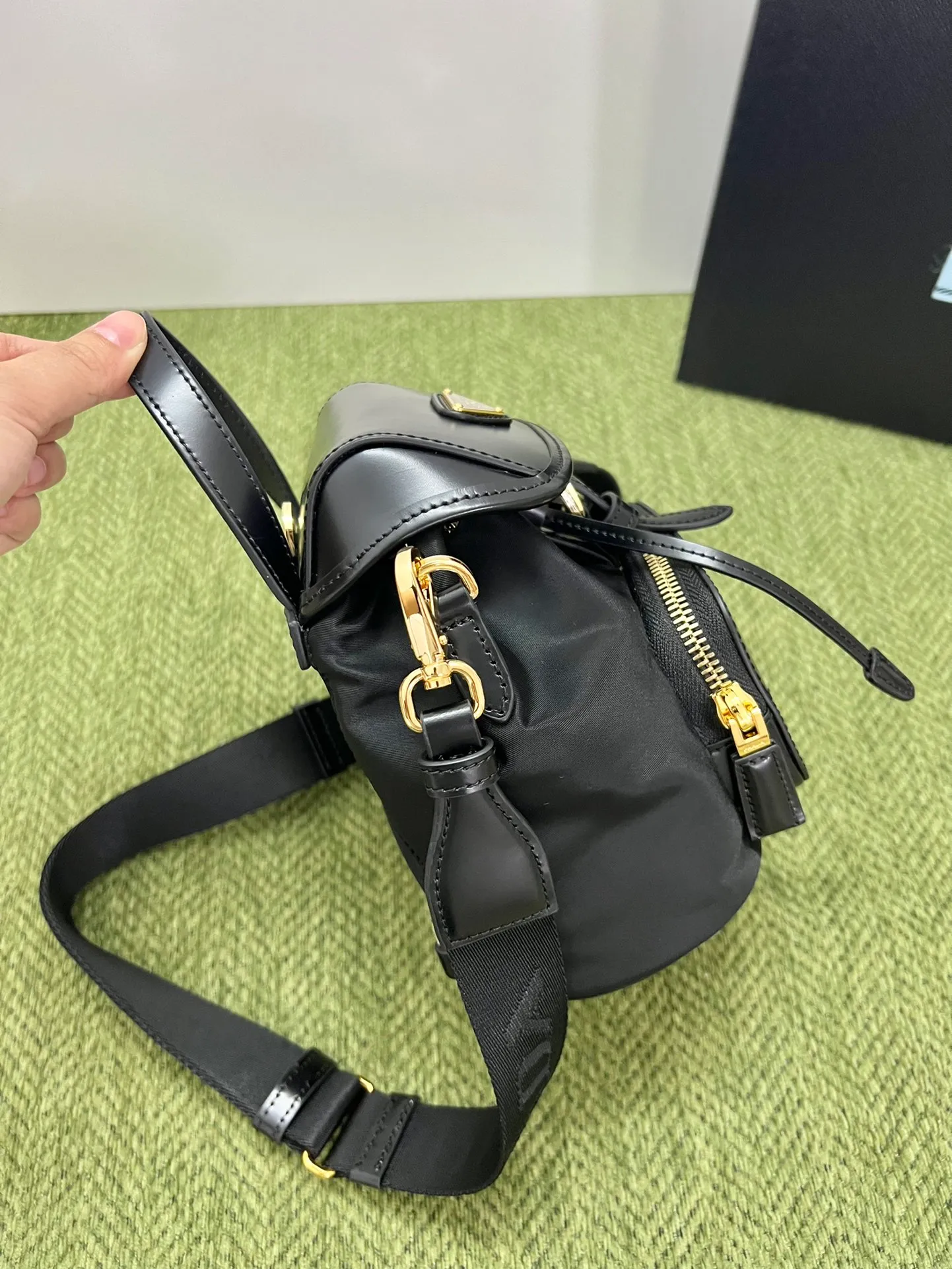 💰1120, Prad’s new women’s mini shoulder bag 1BZ075, top quality original, recycled nylon fabric (Re-Nylon) with glossy cowhide details, and metal hardware accessories. Elegant and versatile, it is equipped with external zipper pockets, leather handles and adjustable webbing shoulder straps, zipper pockets, drawstrings, flaps and buckle straps, a new and sophisticated design! Size: 16cmx18cmX10.5cm