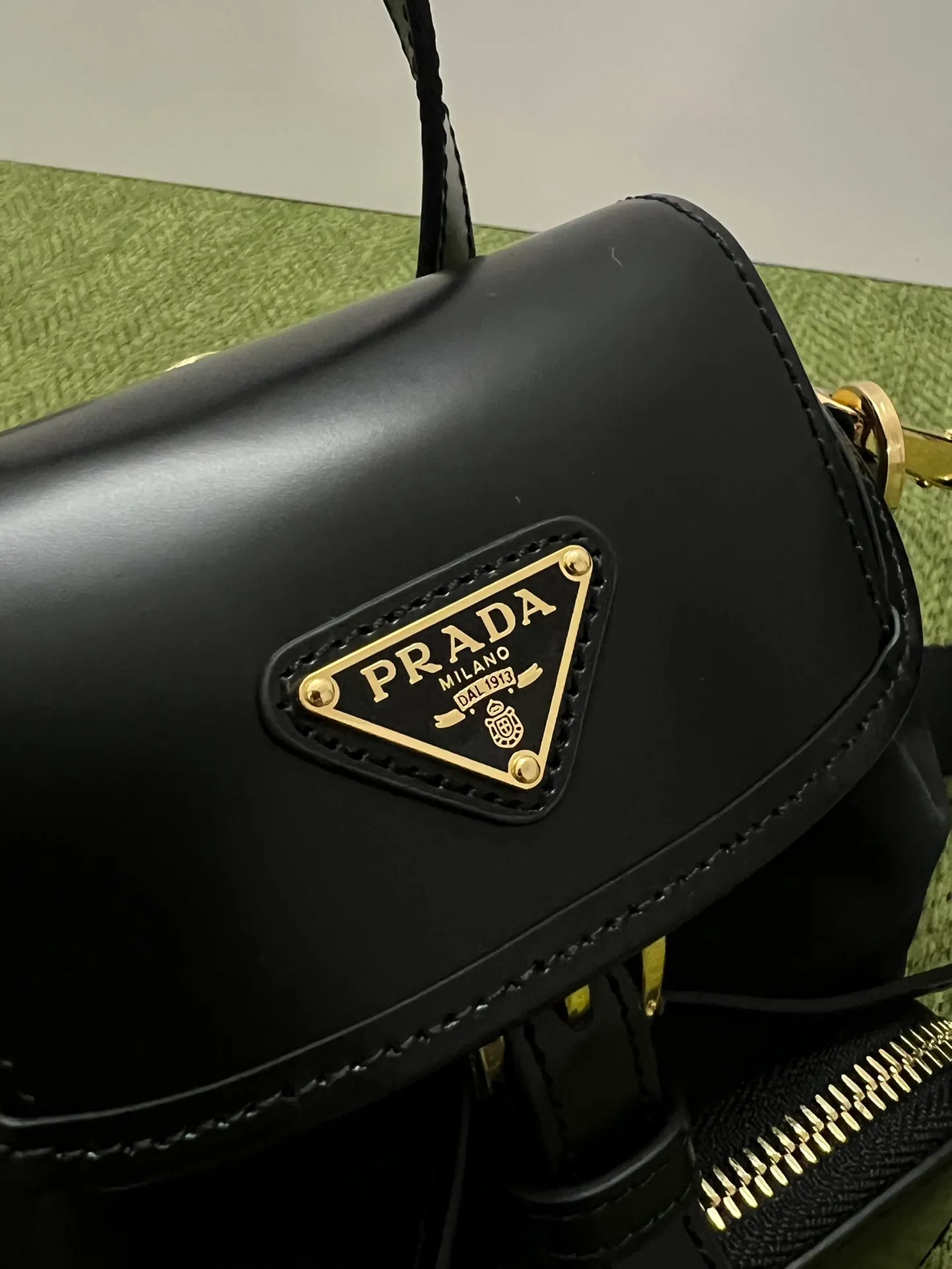 💰1120, Prad’s new women’s mini shoulder bag 1BZ075, top quality original, recycled nylon fabric (Re-Nylon) with glossy cowhide details, and metal hardware accessories. Elegant and versatile, it is equipped with external zipper pockets, leather handles and adjustable webbing shoulder straps, zipper pockets, drawstrings, flaps and buckle straps, a new and sophisticated design! Size: 16cmx18cmX10.5cm