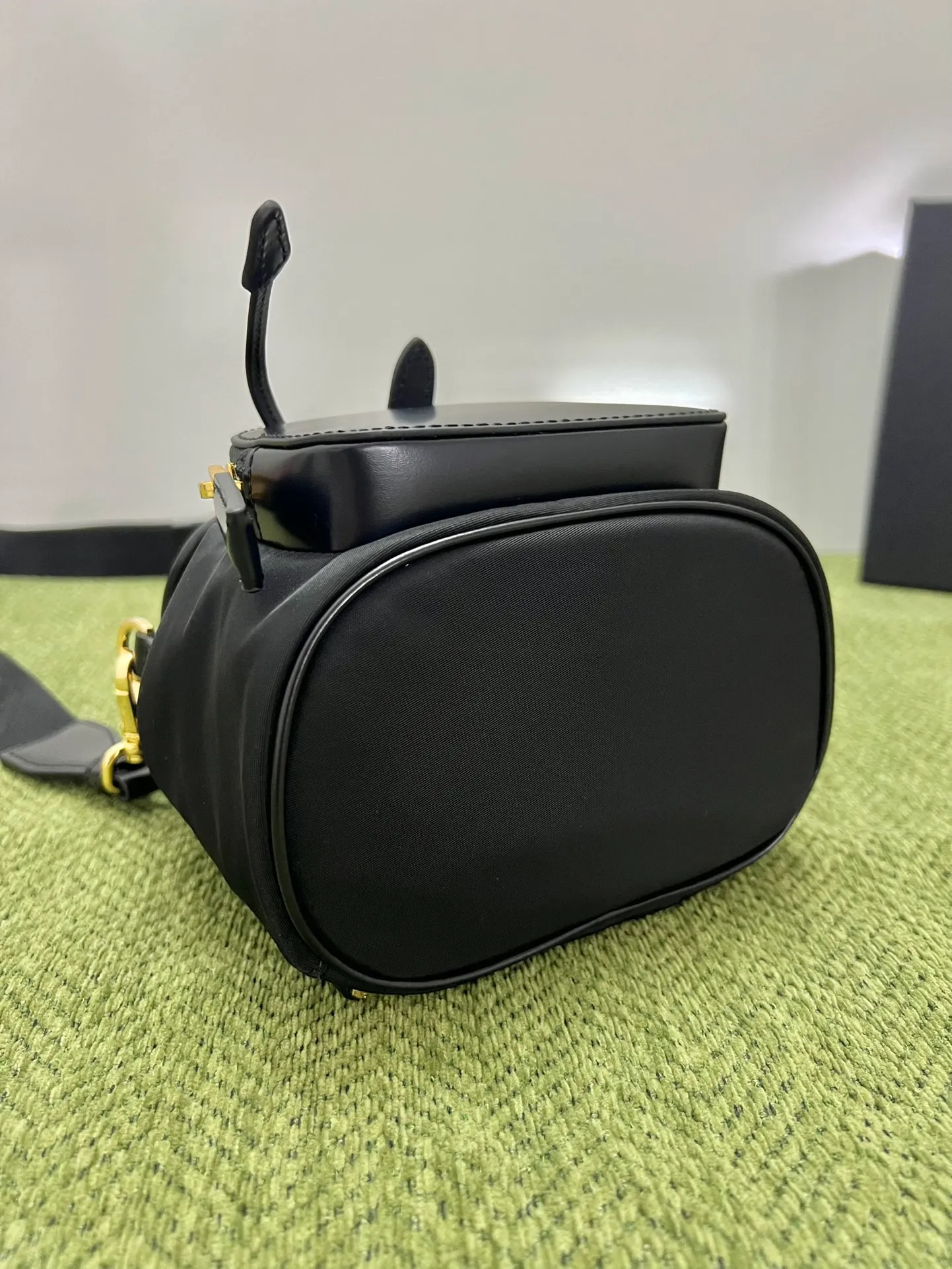 💰1120, Prad’s new women’s mini shoulder bag 1BZ075, top quality original, recycled nylon fabric (Re-Nylon) with glossy cowhide details, and metal hardware accessories. Elegant and versatile, it is equipped with external zipper pockets, leather handles and adjustable webbing shoulder straps, zipper pockets, drawstrings, flaps and buckle straps, a new and sophisticated design! Size: 16cmx18cmX10.5cm