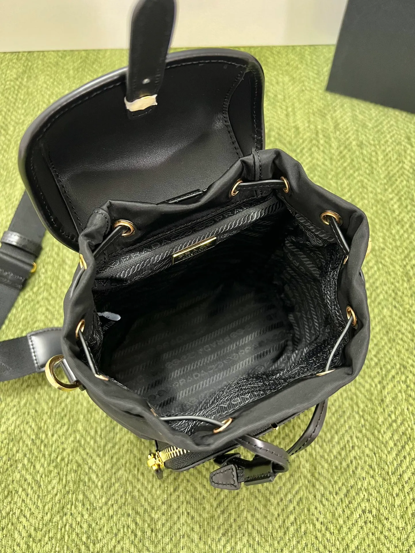 💰1120, Prad’s new women’s mini shoulder bag 1BZ075, top quality original, recycled nylon fabric (Re-Nylon) with glossy cowhide details, and metal hardware accessories. Elegant and versatile, it is equipped with external zipper pockets, leather handles and adjustable webbing shoulder straps, zipper pockets, drawstrings, flaps and buckle straps, a new and sophisticated design! Size: 16cmx18cmX10.5cm