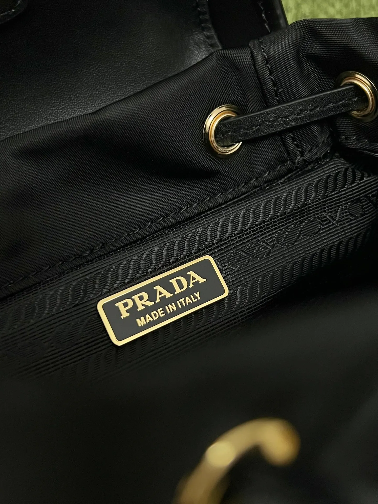 💰1120, Prad’s new women’s mini shoulder bag 1BZ075, top quality original, recycled nylon fabric (Re-Nylon) with glossy cowhide details, and metal hardware accessories. Elegant and versatile, it is equipped with external zipper pockets, leather handles and adjustable webbing shoulder straps, zipper pockets, drawstrings, flaps and buckle straps, a new and sophisticated design! Size: 16cmx18cmX10.5cm