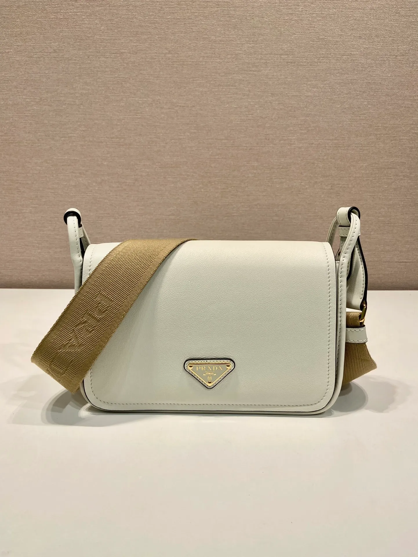 💰1560👏New double shoulder bag👏1BD372🎉 This leather shoulder bag has a simple design, made of imported calfskin, with a metal triangle logo and flip cover design on the front. It is equipped with 2 detachable logo webbing and leather shoulder straps, which can be exchanged at any time for different outfits and occasions😘😘to highlight its modern style. High fashion is the main fashion for daily matching. Hurry up and get it, it’s so beautiful👏👏 Length 23x Height 15x Bottom 8.5cm👏👏👏😘😘😘