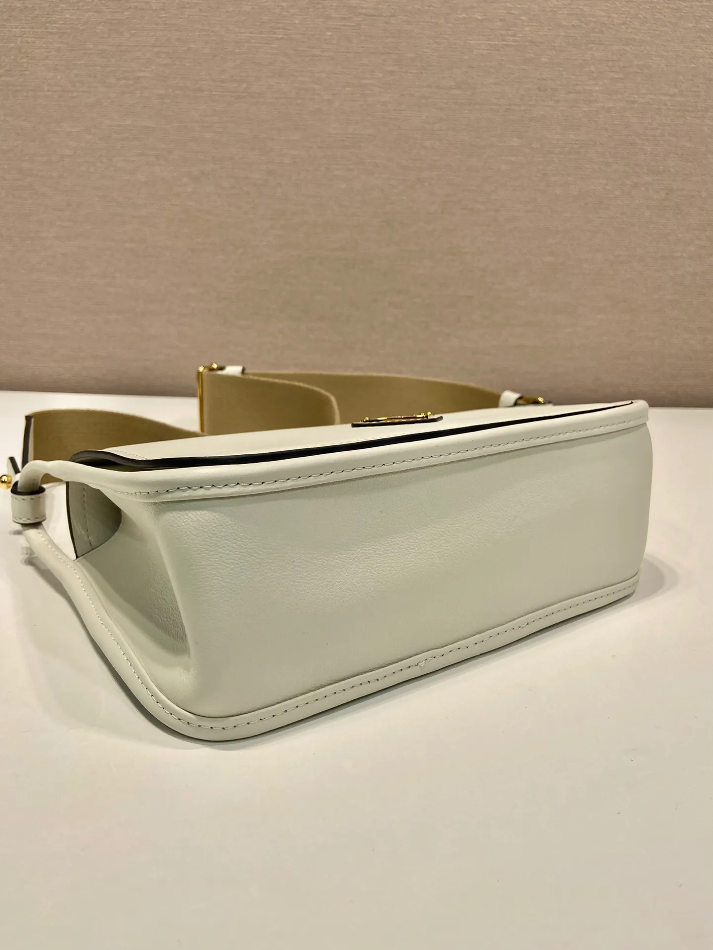 💰1560👏New double shoulder bag👏1BD372🎉 This leather shoulder bag has a simple design, made of imported calfskin, with a metal triangle logo and flip cover design on the front. It is equipped with 2 detachable logo webbing and leather shoulder straps, which can be exchanged at any time for different outfits and occasions😘😘to highlight its modern style. High fashion is the main fashion for daily matching. Hurry up and get it, it’s so beautiful👏👏 Length 23x Height 15x Bottom 8.5cm👏👏👏😘😘😘