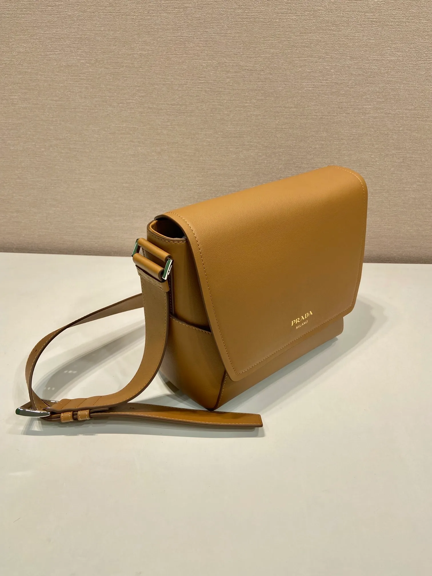 💰1720🎉New messenger bag🎉🎉2VD069🎉🎉 This leather shoulder bag is made of imported calfskin, showing a fashionable and casual style. Compact in a flap silhouette with adjustable shoulder straps, it's detailed with metal hardware and a monogrammed logo. Flip cover design, the upper body effect is very cool, babies, hurry up and get it🎉🎉 Length 22x Height 22x Bottom 12cm🎉🎉🎉👏👏👏